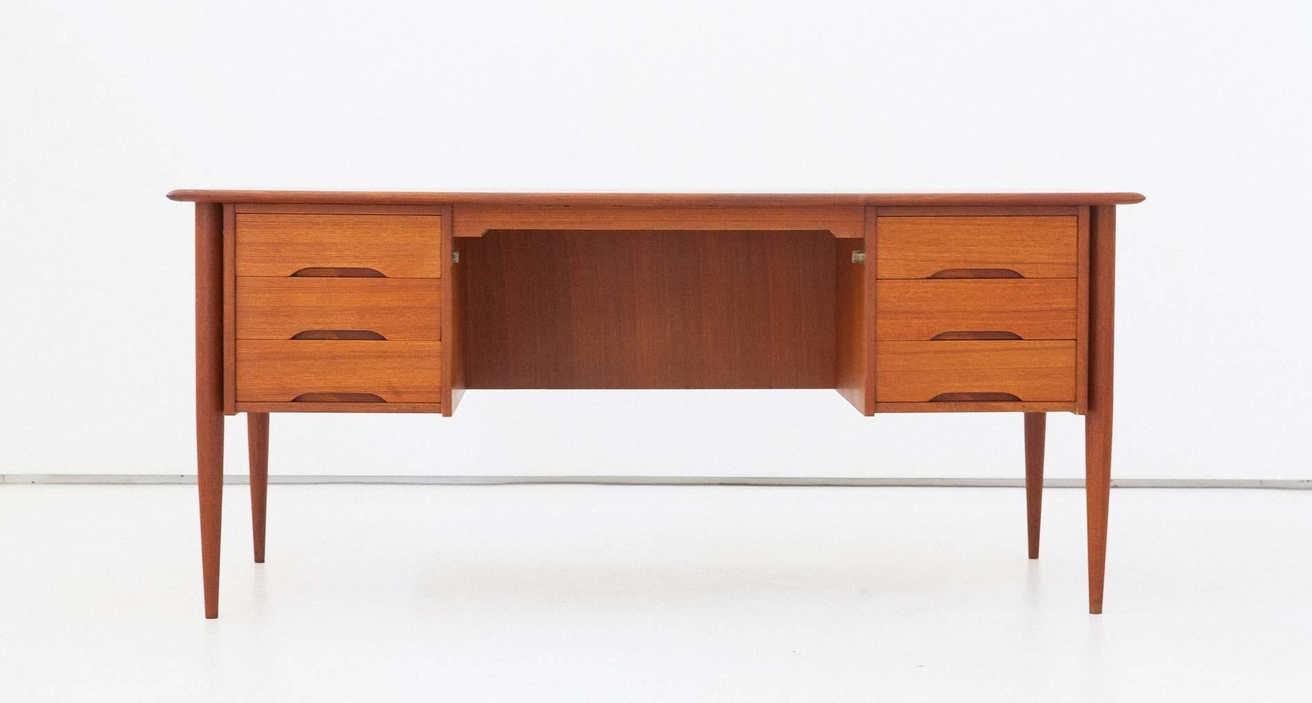 Danish Modern Executive Teak Desk Table, circa 1950 In Excellent Condition In Rome, IT