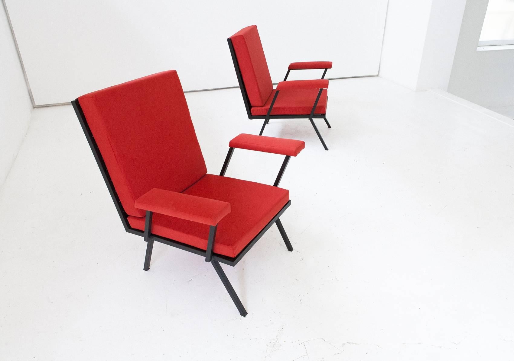 Pair of Italian Mid-Century Modern Black Enameled Iron and Red Fabric Armchairs In Excellent Condition In Rome, IT