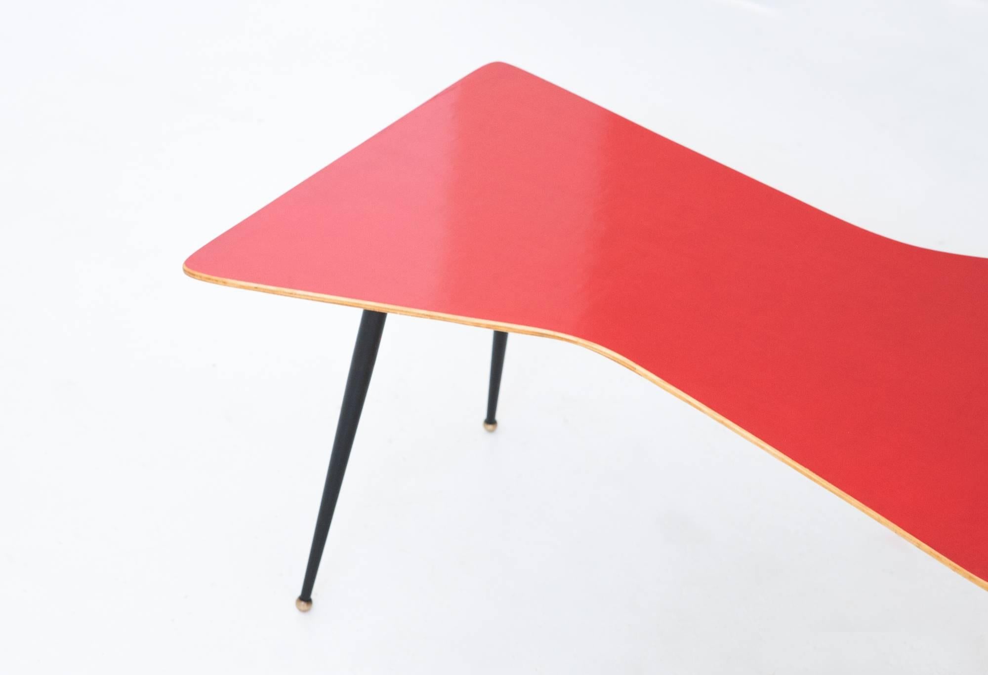 Coffee table
Italian design, 
1950s
Iron and brass legs, lacquered wood plane.