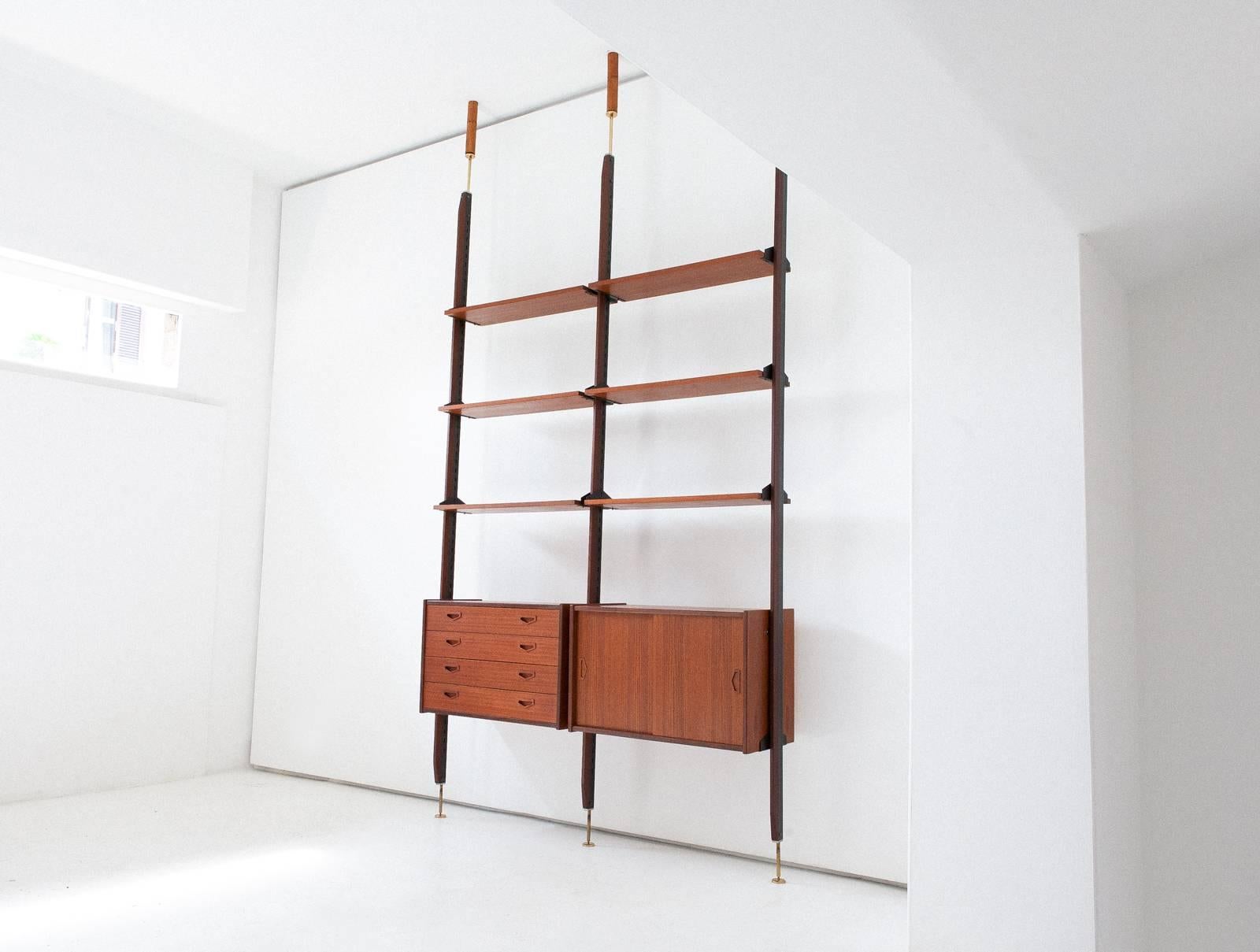 Bookshelf / modular wall unit
Italian design, 1950s 
Teak, iron, brass 

Completely restored 

The height is adjustable, just specify your ceiling height for a confirmation 
The wooden support to the ceiling is just for the pictures 

 

