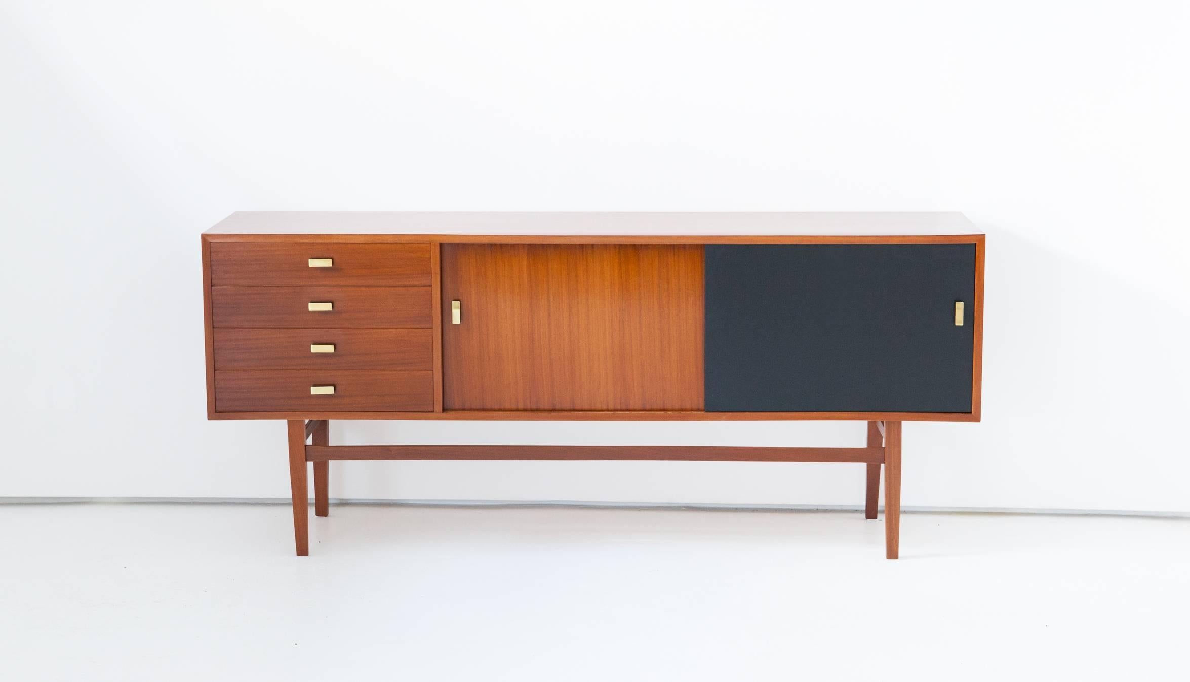 Italian Mid-Century Modern Mahogany and Brass Credenza, 1950s Sideboard Drawers In Good Condition In Rome, IT