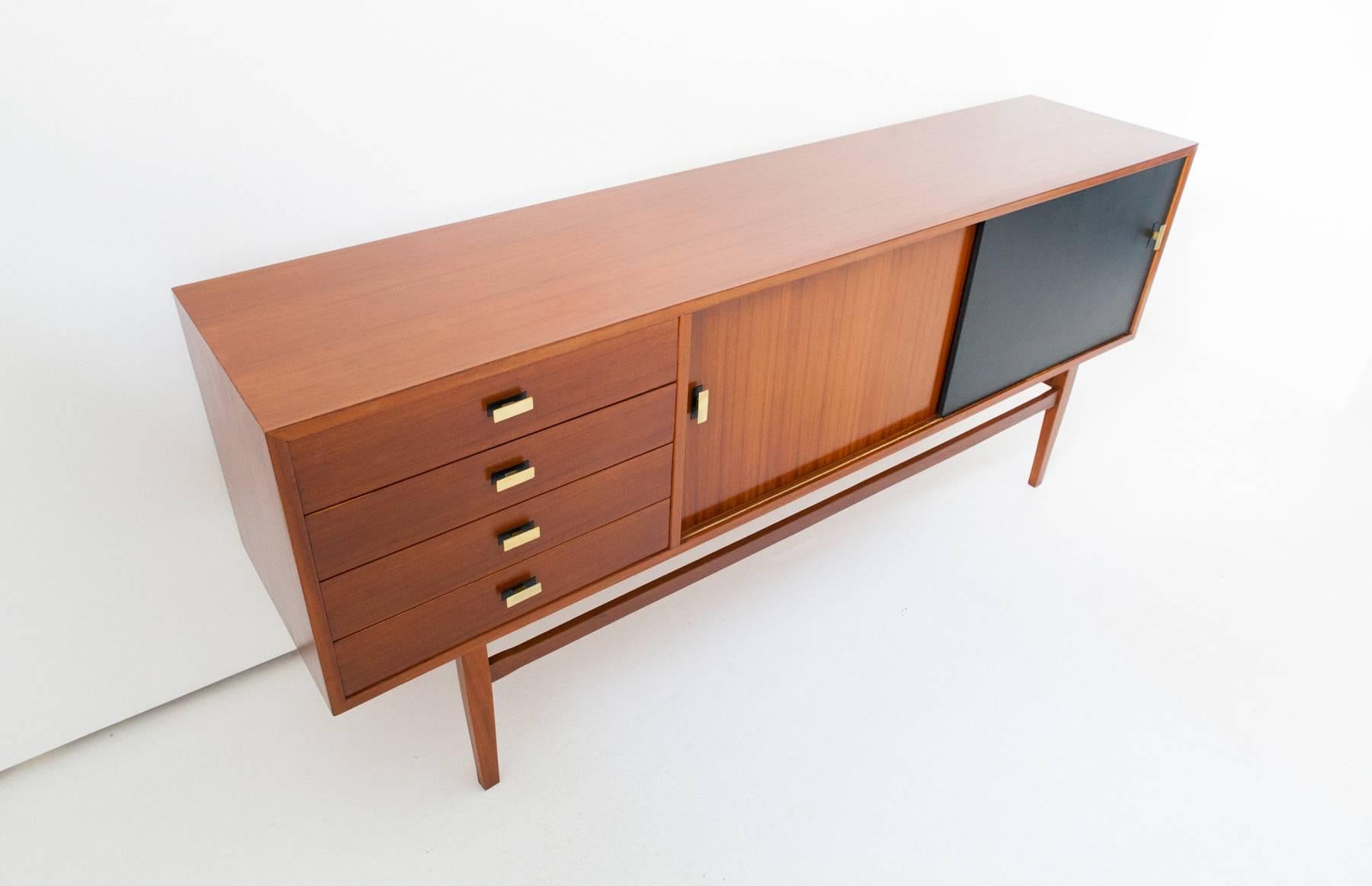 Italian mahogany and brass credenza with sliding doors, one in black.
A modern piece from 1950s
Completely restored.


 