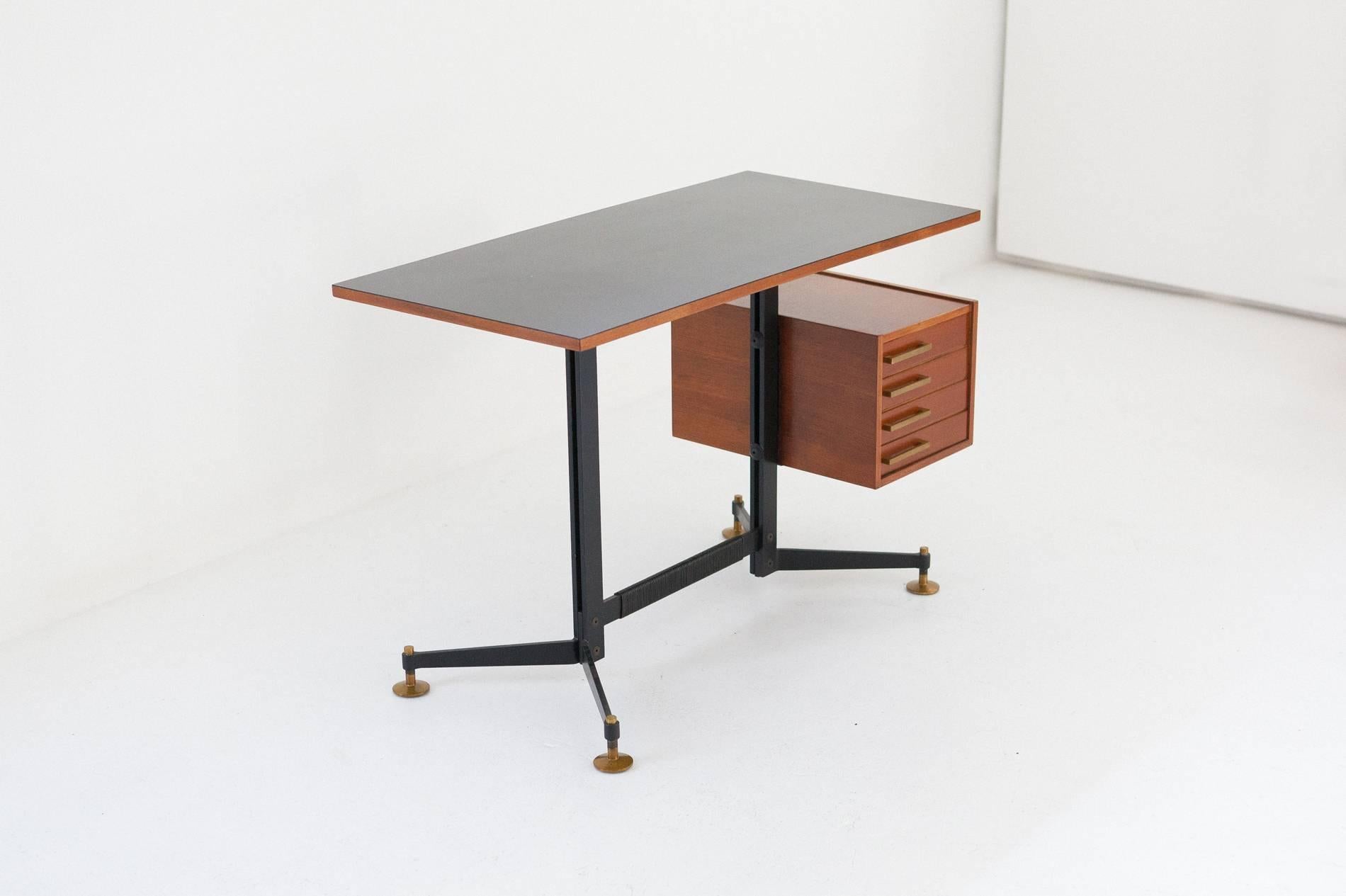 Italian desk from the 1950s
Iron frame, teak and formica
Completely restored 
1950s
The formica plan shows signs of aging that can only be seen closely