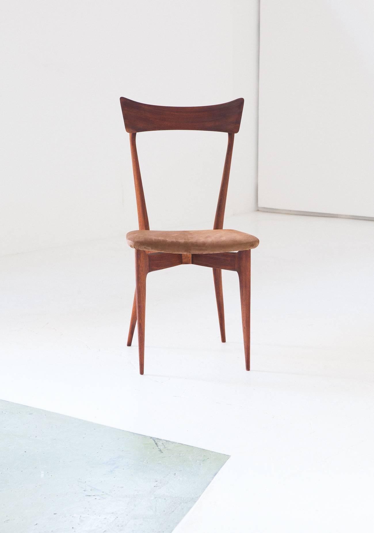Set of six Italian dining chairs designed by Ico Parisi and produced by Paolo Longoni Cabiale (the company logo is visible under the seat upholstery)
The mahogany wood has been abrasived and oil finished, the seat has been covered with new natural