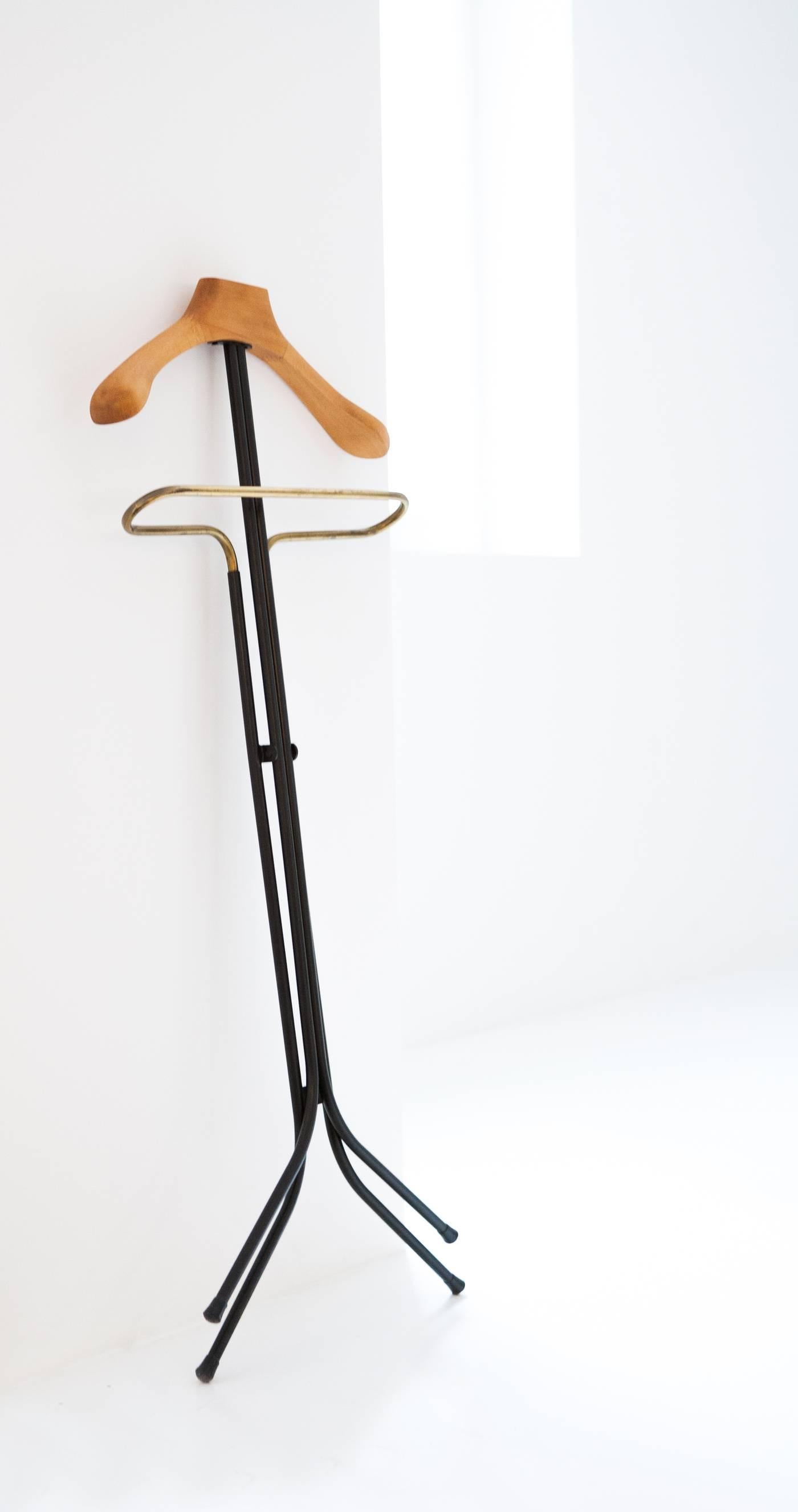 A modern coat stand manufactured in Italy during the 1950s
Made of brass, wood and black enameled iron.
Fully restored, only the brass is with its original patina.