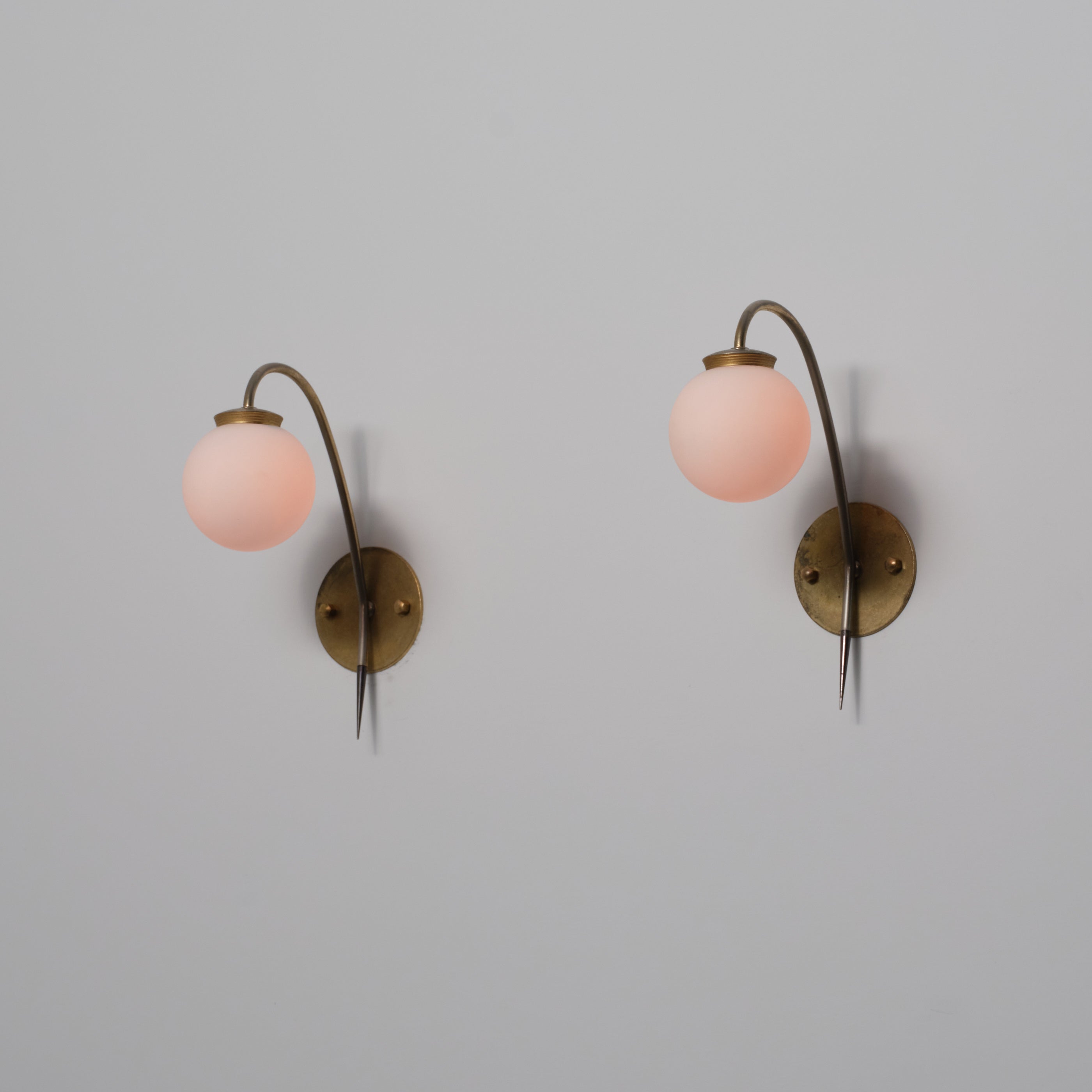 Lámparas de pared italianas de mediados de siglo en latón arqueado con esferas opalinas, años 50