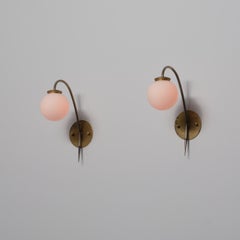 Lámparas de pared italianas de mediados de siglo en latón arqueado con esferas opalinas, años 50