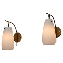 Applique da parete in ottone e vetro opalino della metà del secolo scorso