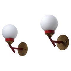Par de apliques de pared italianos de los años 50 con forma de globo, de latón, metal rojo y cristal opalino