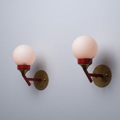 Par de apliques de pared italianos de los años 50 con forma de globo, de latón, metal rojo y cristal opalino