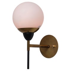 Applique a forma di globo degli anni '50, realizzata in ottone italiano, metallo laccato nero e vetro opalino