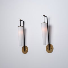 Grande paire d'appliques italiennes des années 1950 en laiton, métal noir et verre opalin