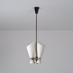 Lámpara colgante italiana de los años 50 con tres luces, de latón, metal negro y cristal opalino