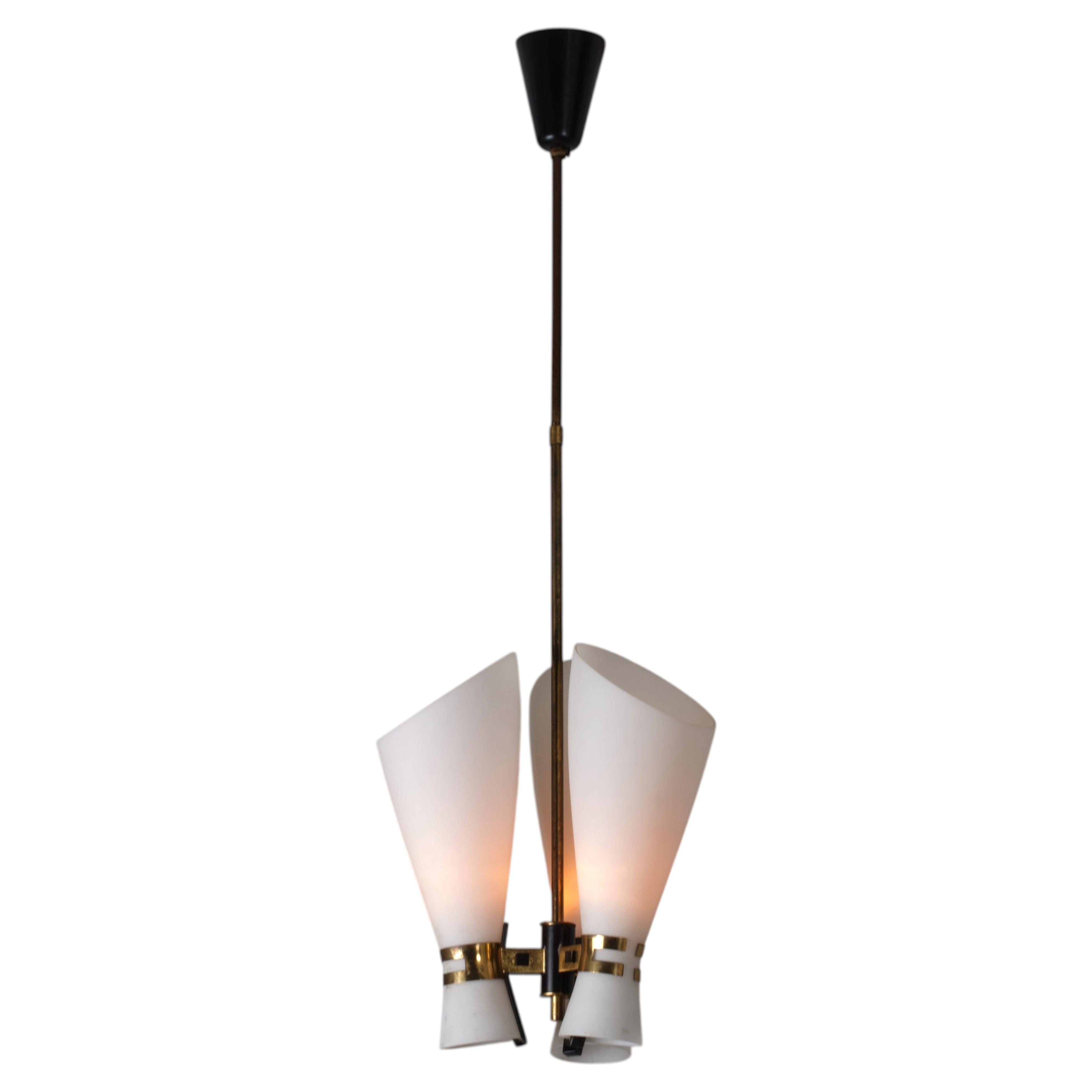 Lampada a sospensione italiana degli anni ’50 a tre luci, in ottone, metallo nero e vetro opalino