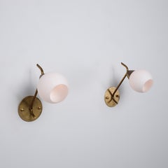 Apliques de pared italianos de los años 50, de latón y diseño escultural, con pantallas esféricas de opalina