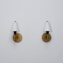 Paire d'appliques murales italiennes en laiton et verre opalin des années 1950