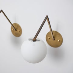 Appliques murales italiennes des années 1950, de style géométrique, en laiton et opaline, en forme de globe