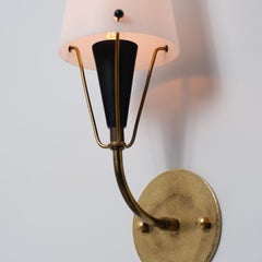 Wandleuchte aus den 1950er Jahren aus italienischem Messing, schwarzem Metall und Opalglas