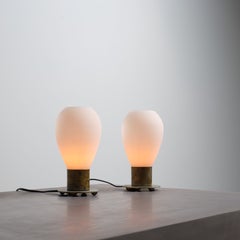 Lampade da comodino italiane degli anni ’50 in ottone e vetro opalino