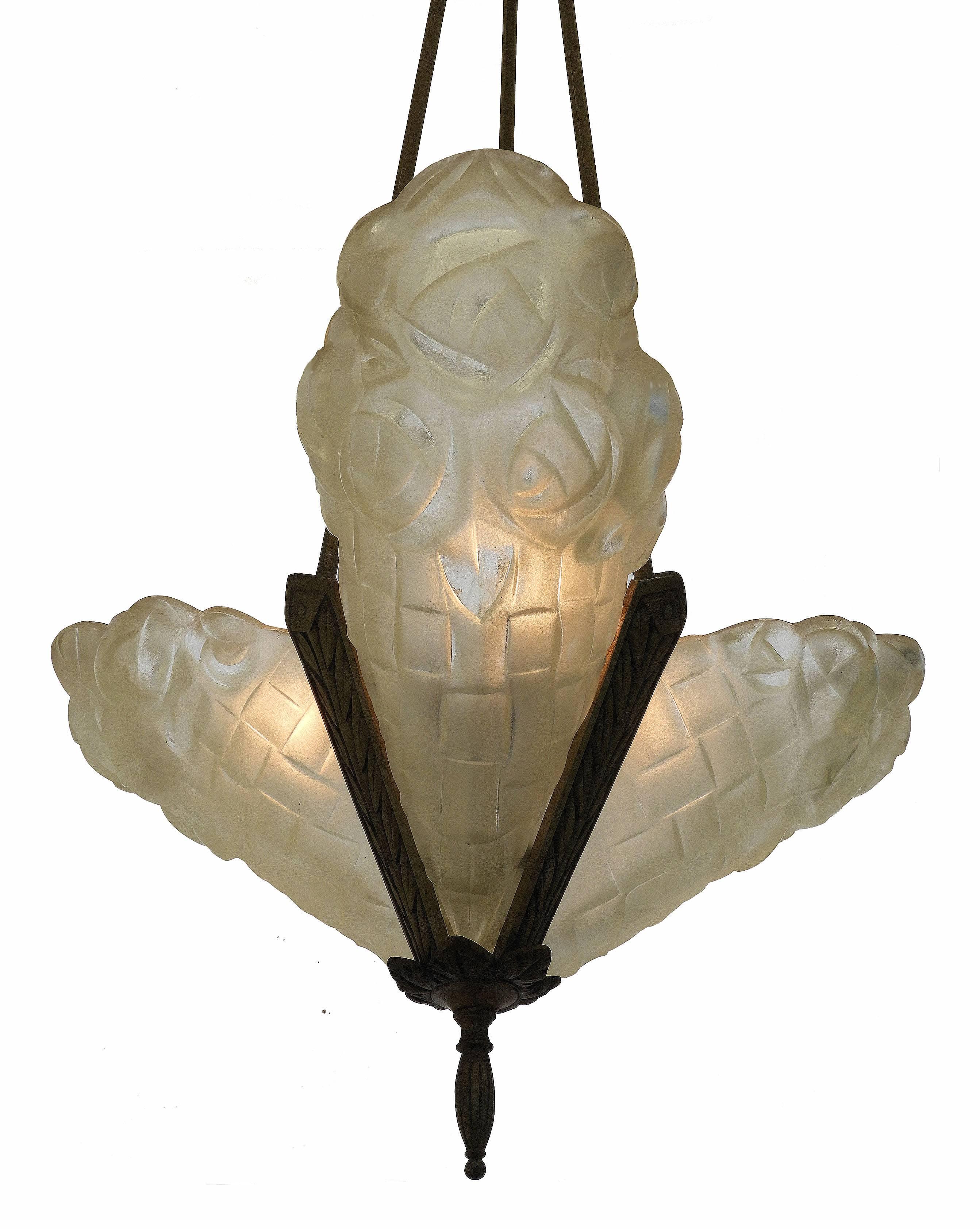 Art Deco chandelier signed Degue French glass pendant light
This will be re-wired and tested to USA or UK and European standards ready to install, or for your country or specifications please ask
We have left this in it's original condition
