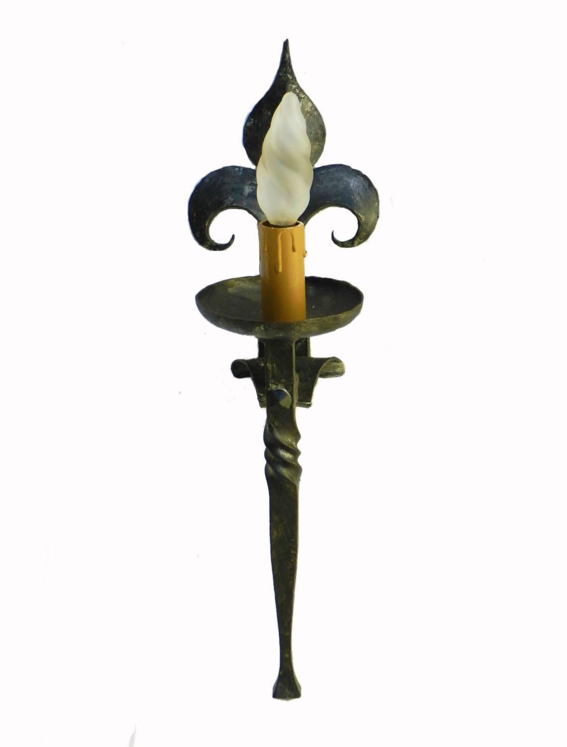 Superb wrought iron Arts & Crafts wall light applique sconce
torchere.
Fleur-de-lys
French Artisan hand made heavy iron.
Great patina through age.
This will be re-wired and tested to USA or UK and European standards ready to install, or for