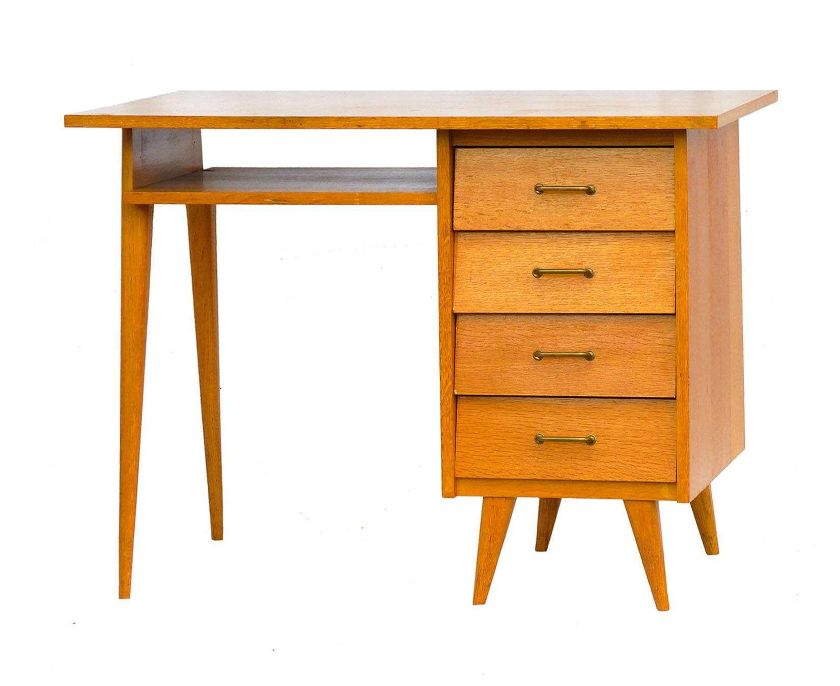 French Mid-Century Modern desk writing table, French, circa 1960
Good vintage desk with four drawers and a under shelf in beech.
In good vintage condition for its age only minor signs of use
We offer a global parcel and a door to door freight