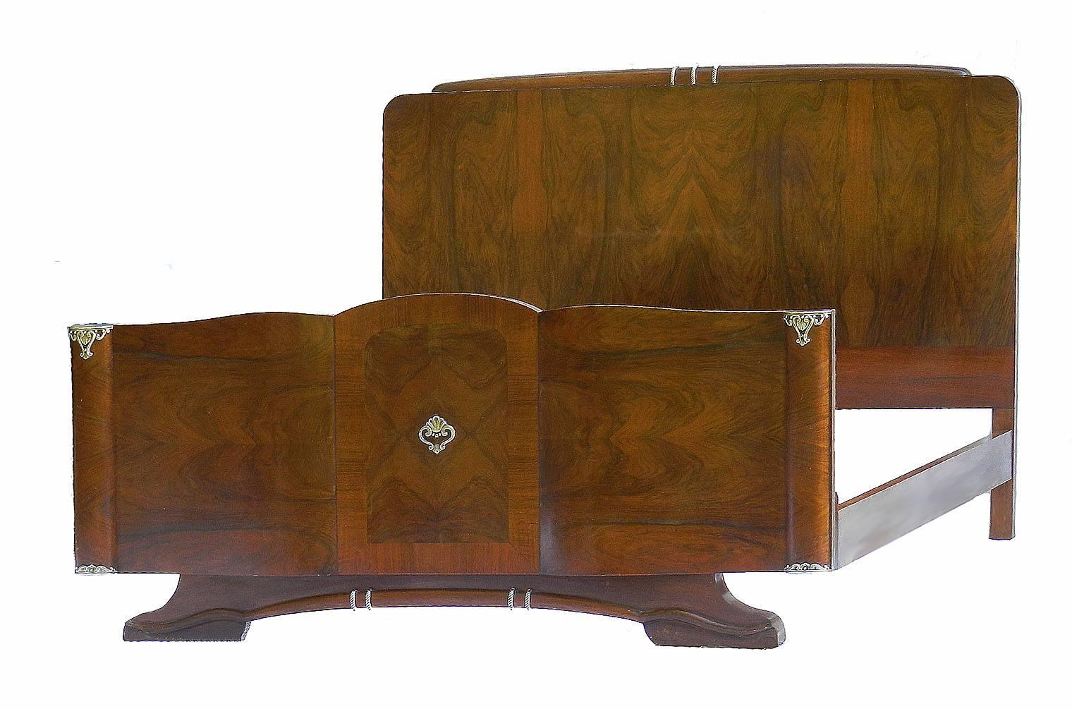 Mid-Century bed French walnut US Queen or UK king-size, circa 1930-1940
Art Deco Hollywood
High polish, figured walnut, apologies for reflections
Silver metal decorative mounts
Great shape unusual break front foot board
Foot height 72cms 28ins
This