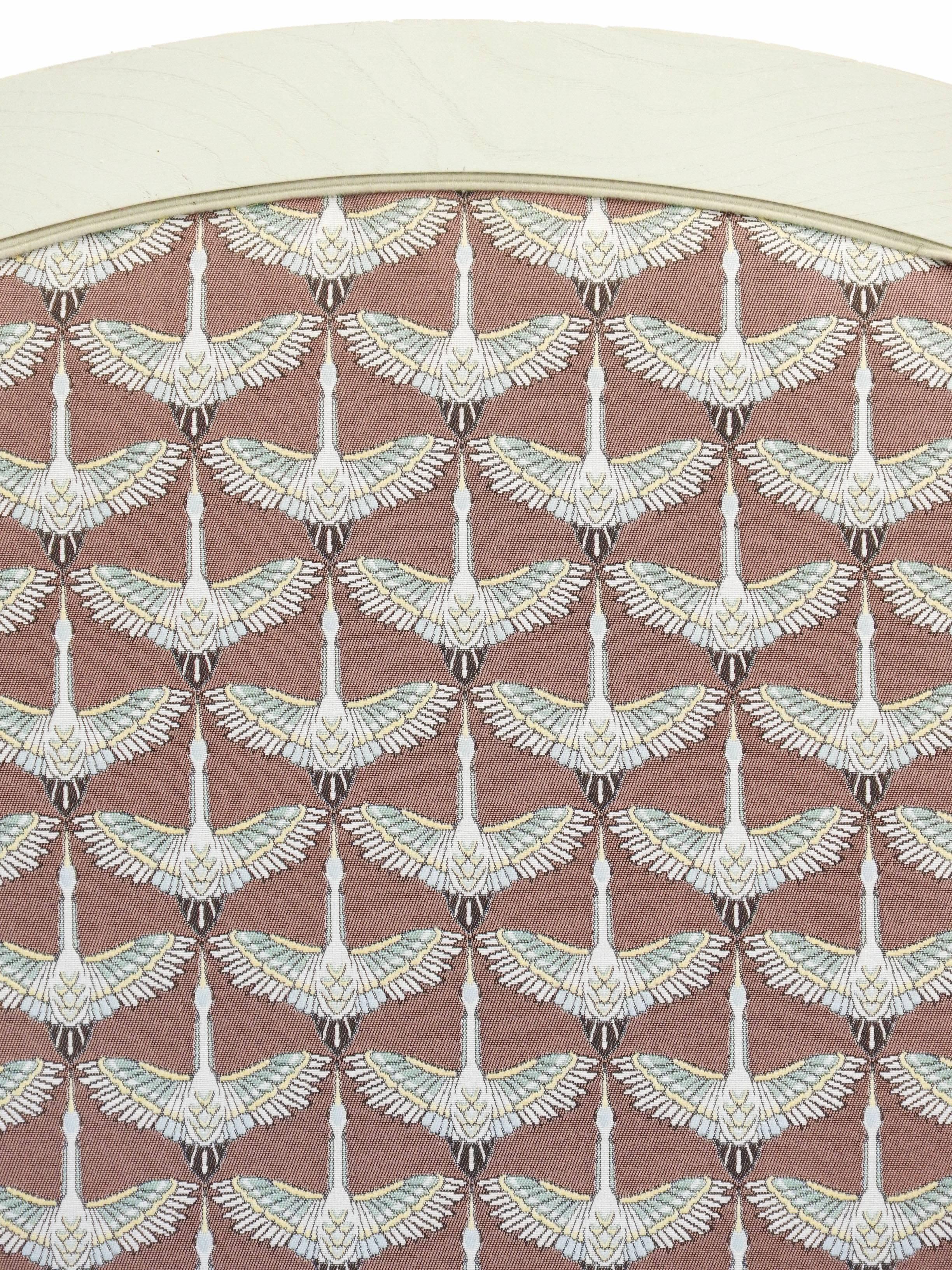 Art Deco Bett um 1930 mit lackiertem Rahmen antik creme neu gepolstert
Obere Bezüge sind Art-Déco-Kraniche im klassischen Stil aus fliegendem Jacquard-Stoff
Wir können die Abdeckungen vor dem Versand in einen Stoff Ihrer Wahl (und die Farbe) ändern,