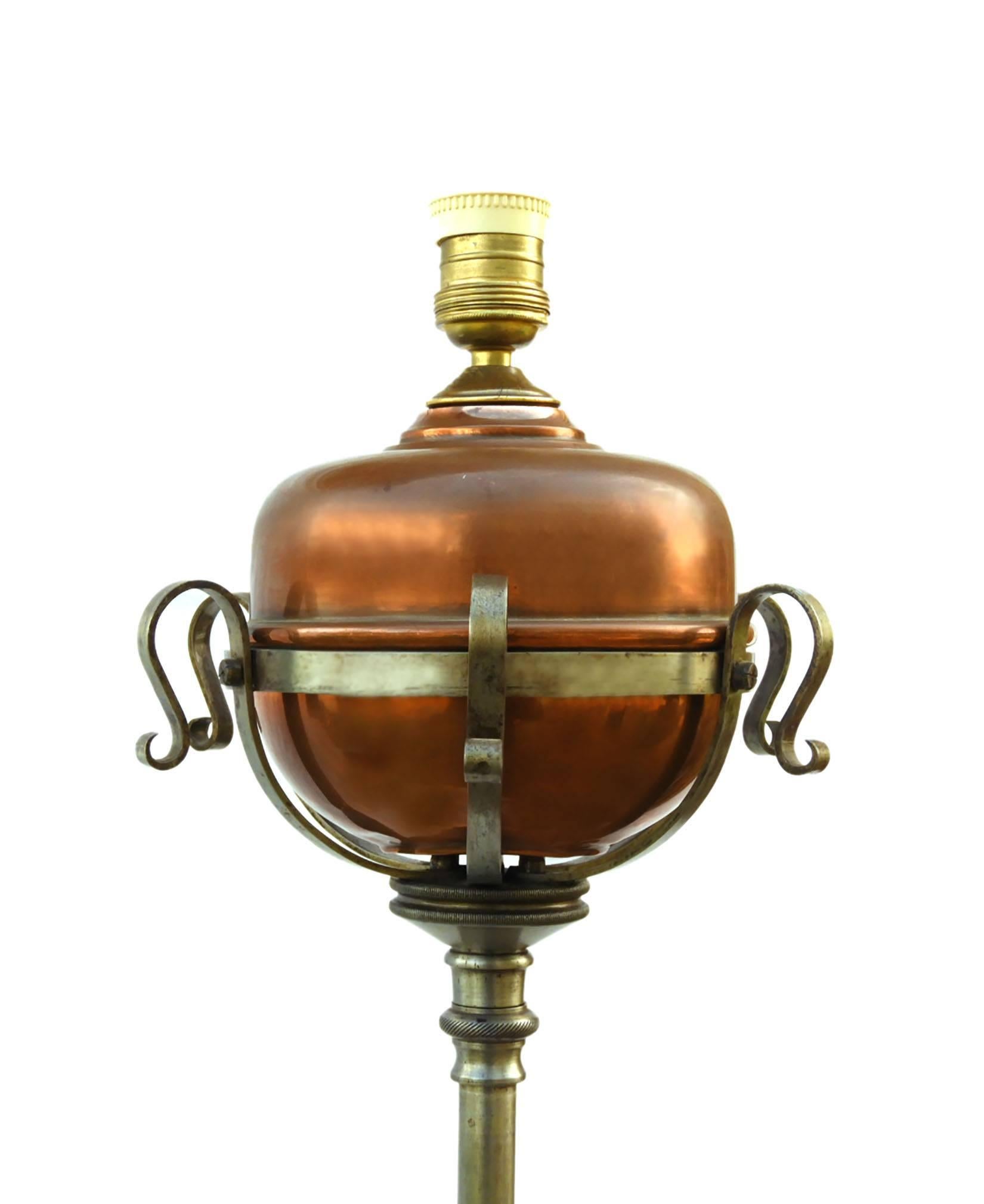 Antique lampadaire Arts and Crafts télescopique en acier forgé français
Lampe standard télescopique réglable
Lampe à huile originale avec réservoir en cuivre, convertie ultérieurement à l'électricité
Il peut recevoir l'abat-jour de votre choix ou