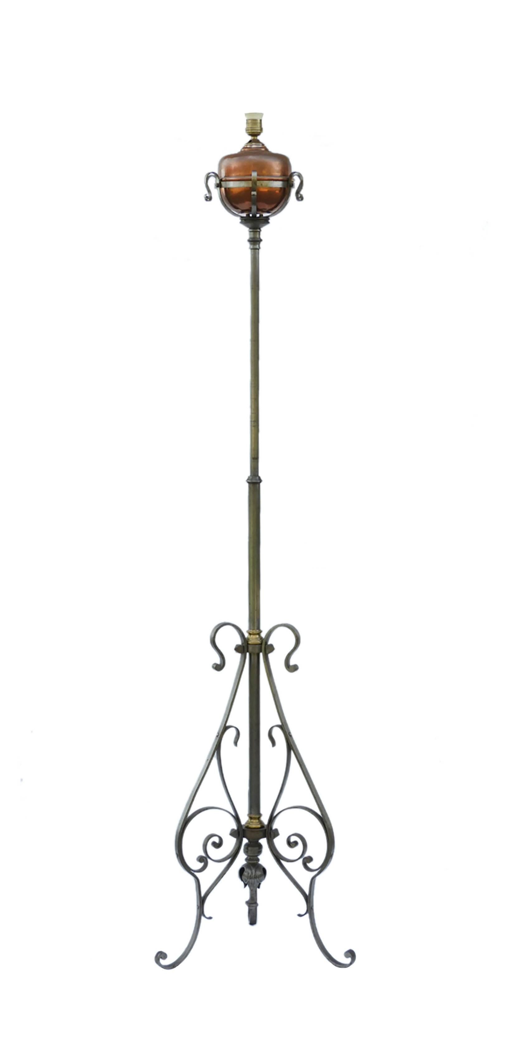 Forgé Lampadaire Arts & Crafts standard à lumière télescopique réglable en fer cuivré, vers 1910