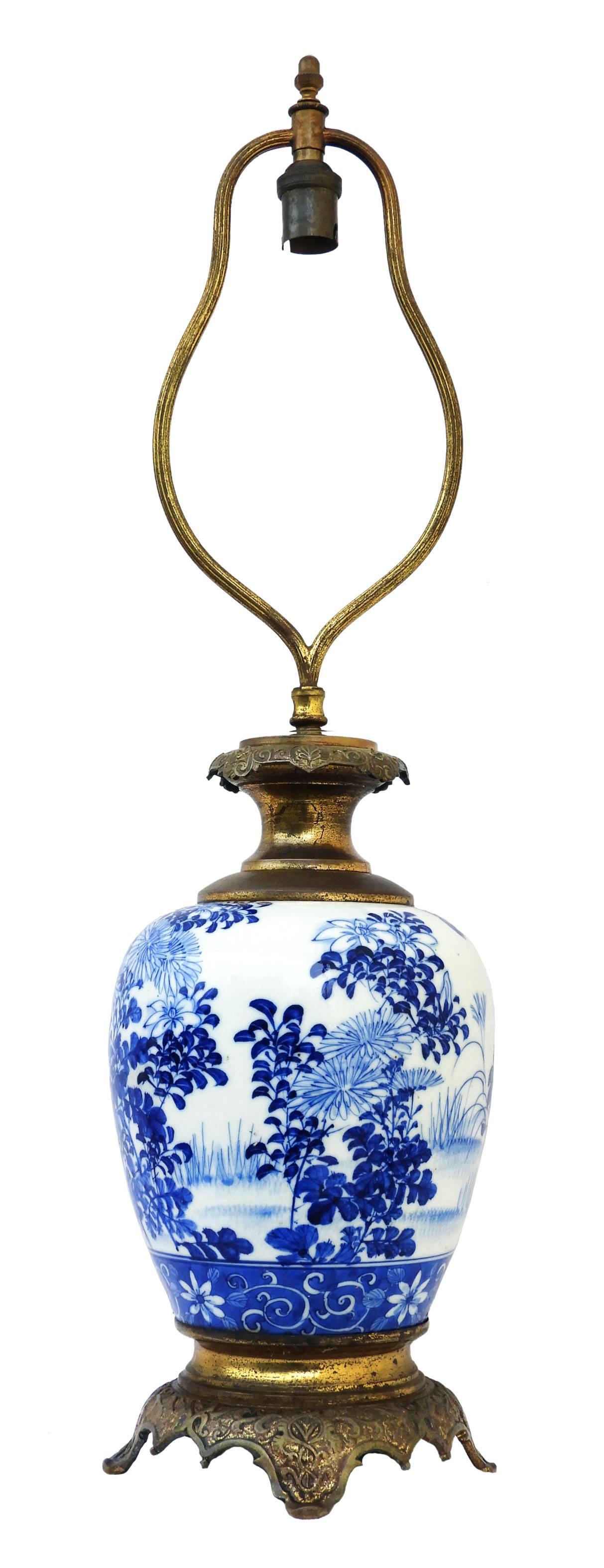 Gilt French Table Lamp Blue and White Porcelain Gilded Bronze Chinoiserie, circa 1920