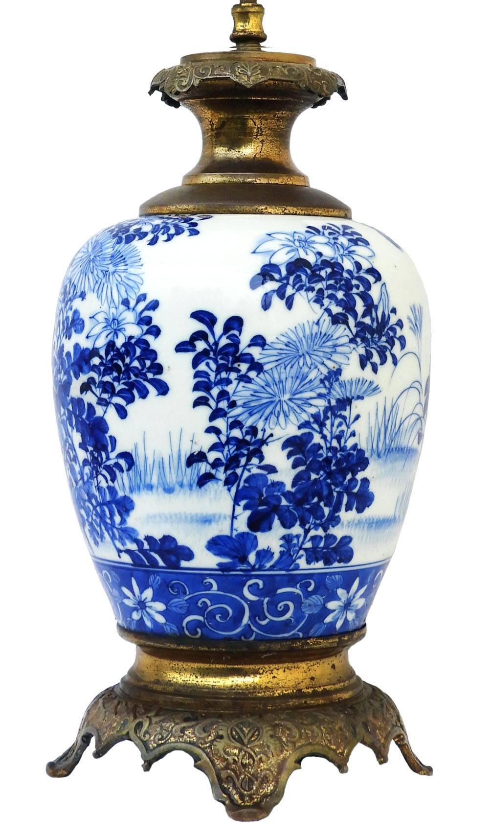 French table lamp blue and white porcelain gilded bronze chinoiserie, circa 1920
Blue and white lamp base Chinese porcelain 
Charming chinoiserie decorated flower garden design on a decorative gilded bronze pedestal base.
In very good original