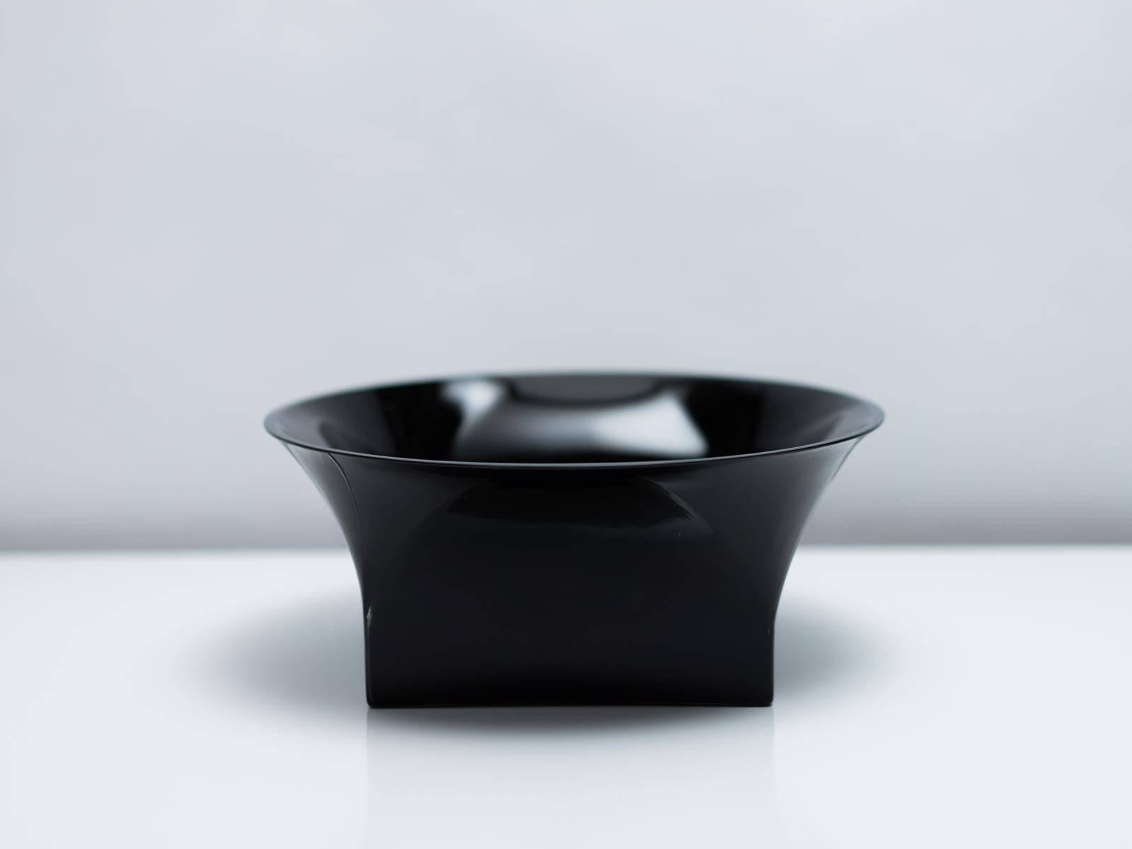 A large bowl designed by Sergio Asti and produced by Venini for Knoll International showrooms in 1972. The mould-blown glass shape was taken from Asti's earlier 'Démodé' designs for Venini. This deep black version exhibits the same artful