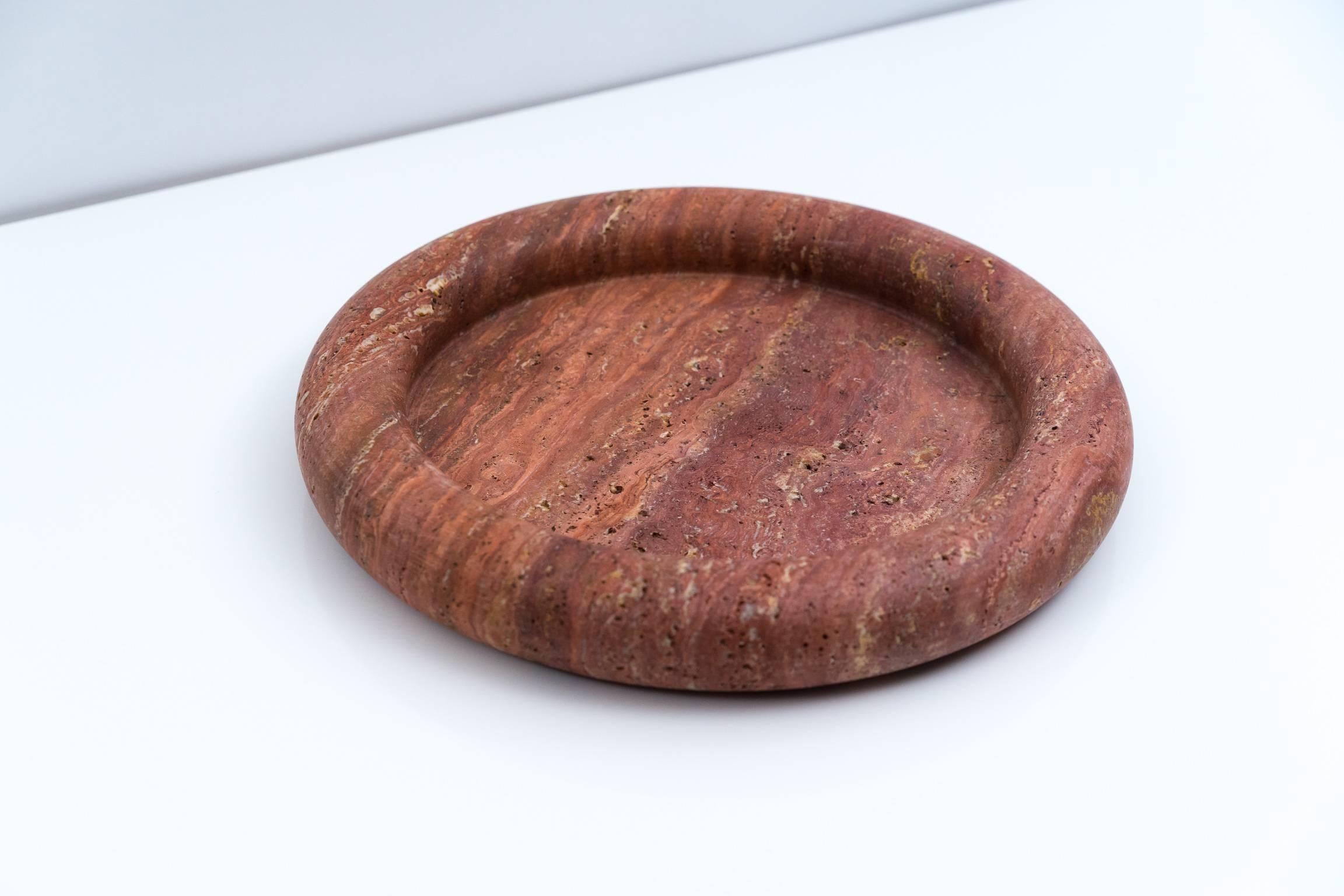 Large low-rimmed Rosa di Persia travertine dish by Egidio Di Rosa and Pier Alessandro Giusti for Up&Up from the early 1970s. The beautifully veined pink-red travertine dish is almost a foot in a diameter, giving it a strong presence on any