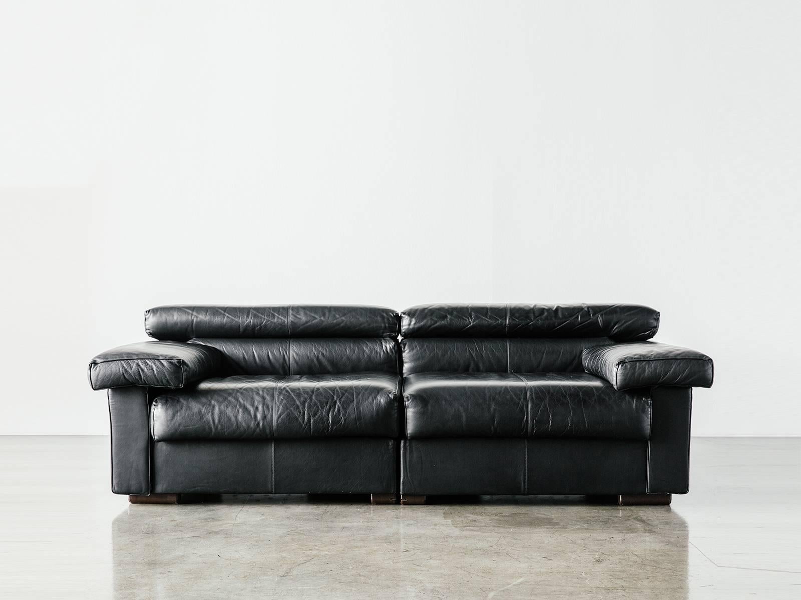 Bequemes und anpassungsfähiges 2-Sitzer-Sectional-Sofa. Das Sofa leitet sich von der Erkundung des neuen, legereren häuslichen Umfelds durch die Scarpas in den frühen 70er Jahren ab. Das Ergebnis ist ein Design, das den Kontrast zwischen der weichen