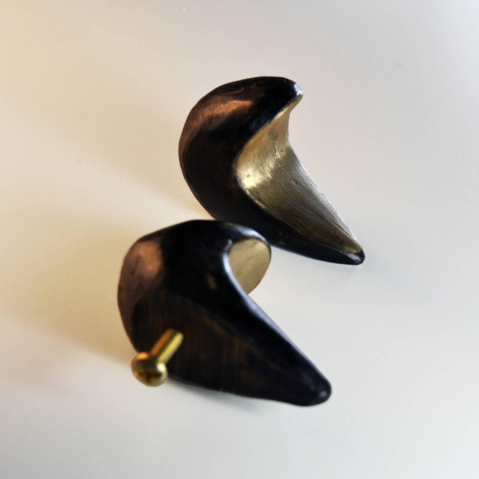 The sculptural Dickon drawer pull is cast from solid brass, finished by hand, blackened and lacquered in Portland, Oregon. Each is slightly different from the next.

Thread: 8-32.