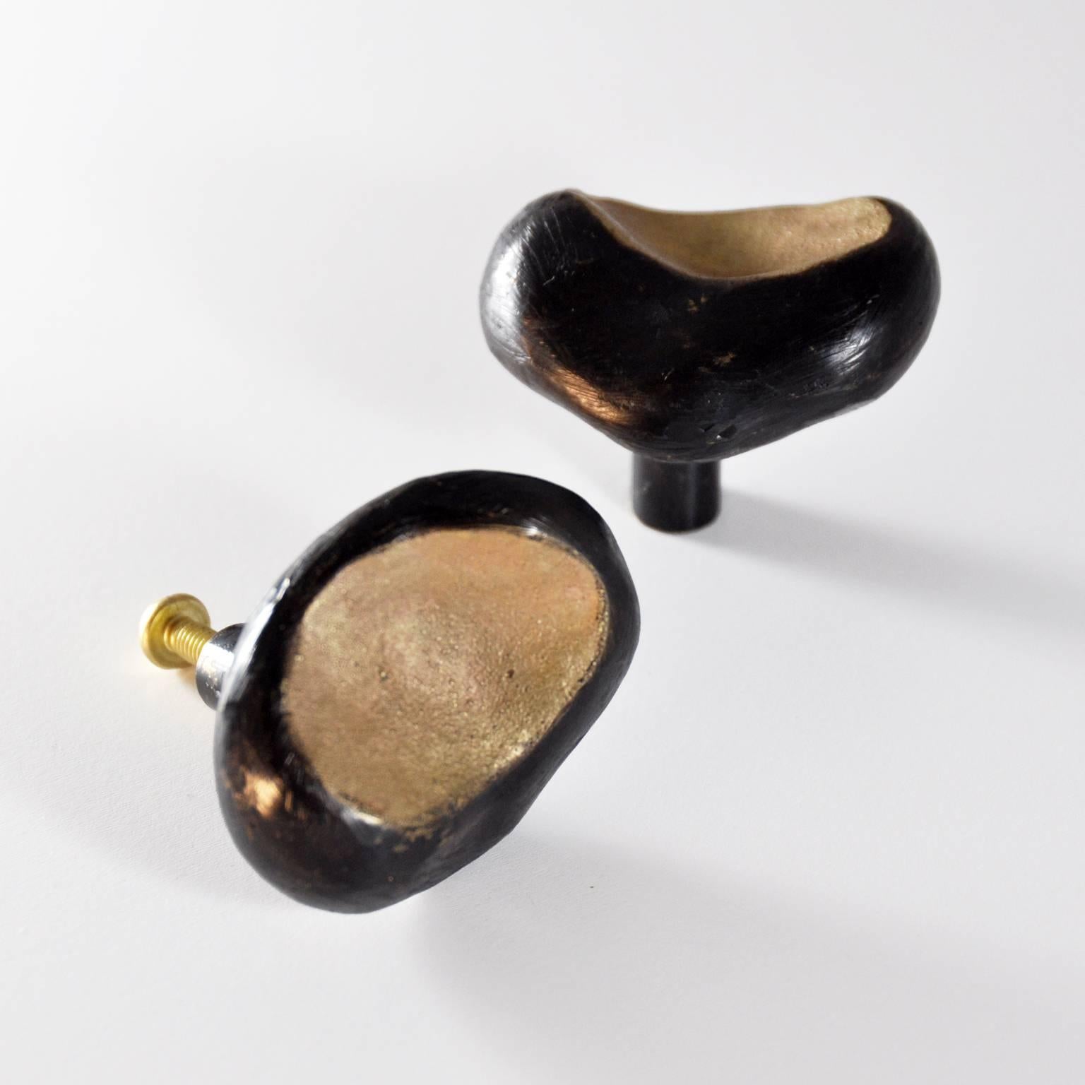 Made from solid brass, the Ava Drawer Pull is sand cast before being hand carved, blackened, and lacquered in Portland, Oregon. 

Thread: 8-32, includes installation screw.