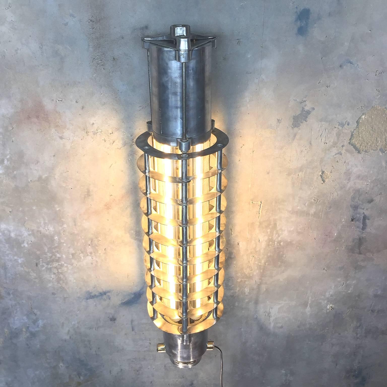 Industrielle Wandhalterung des späten Jahrhunderts, Streifenleuchte- Käfig, Glaszylinder, LED-Röhren im Angebot 1