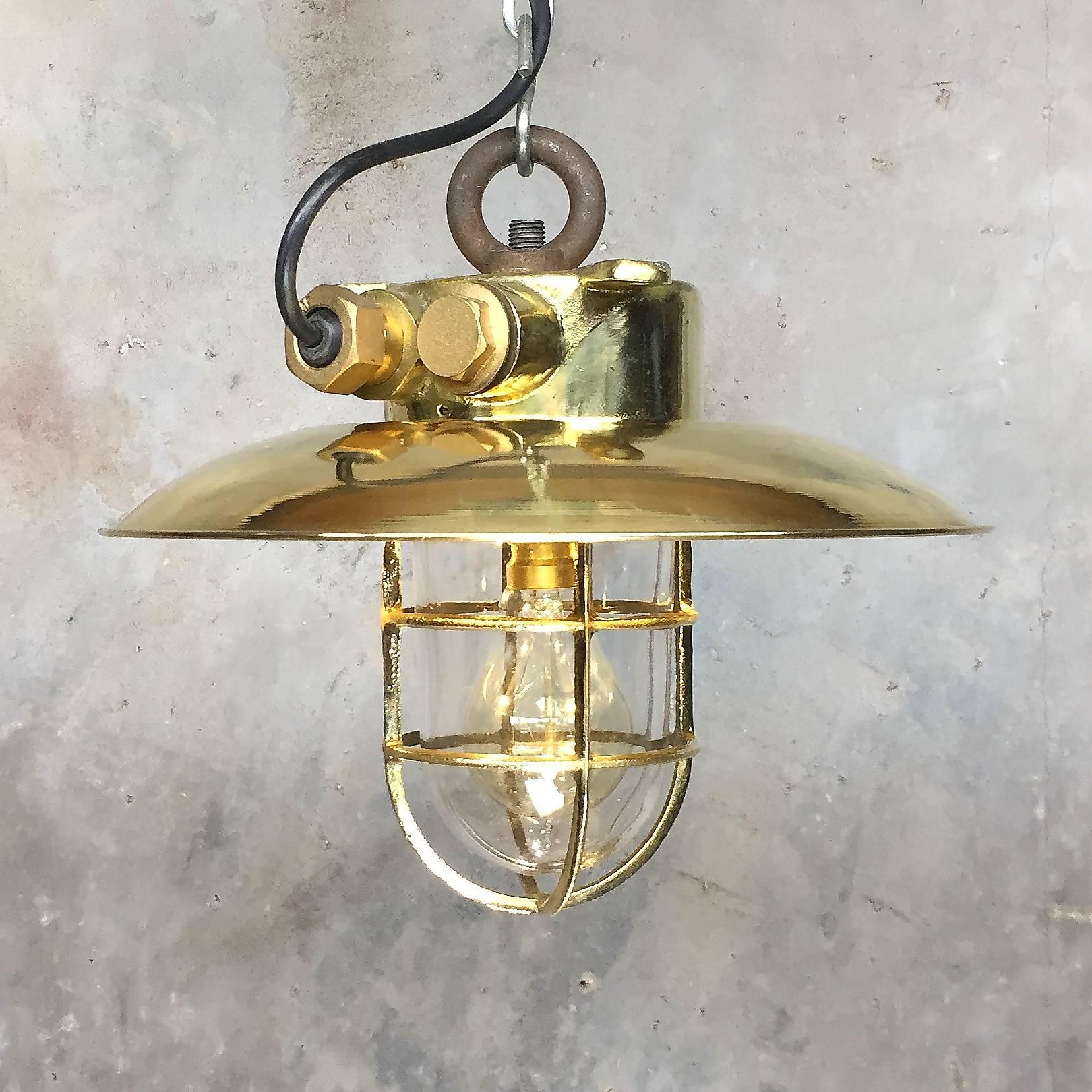 Industriel Lampe à suspension en laiton avec abat-jour en laiton et dôme en verre, datant du milieu de la fin du XXe siècle en vente
