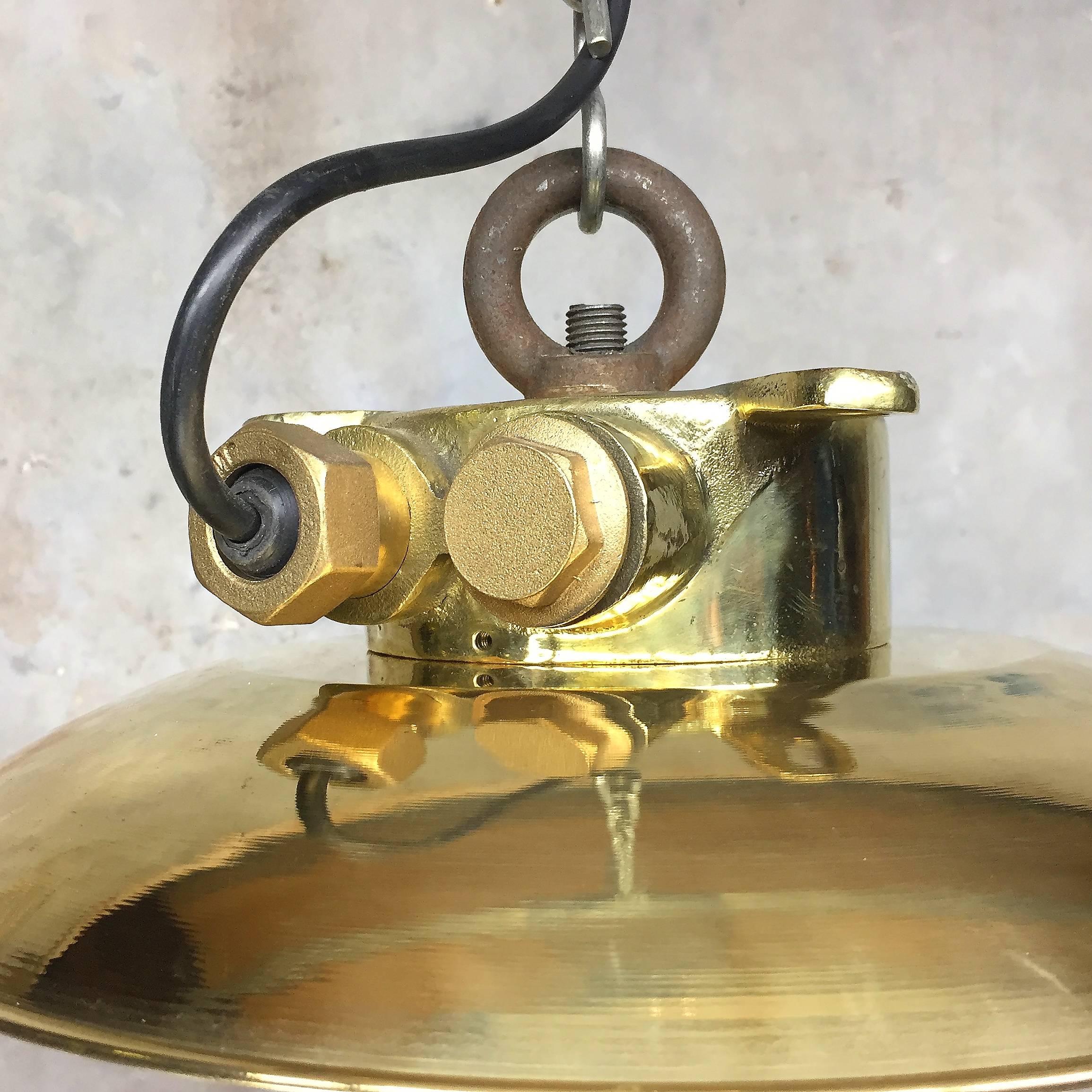 20ième siècle Lampe à suspension en laiton avec abat-jour en laiton et dôme en verre, datant du milieu de la fin du XXe siècle en vente