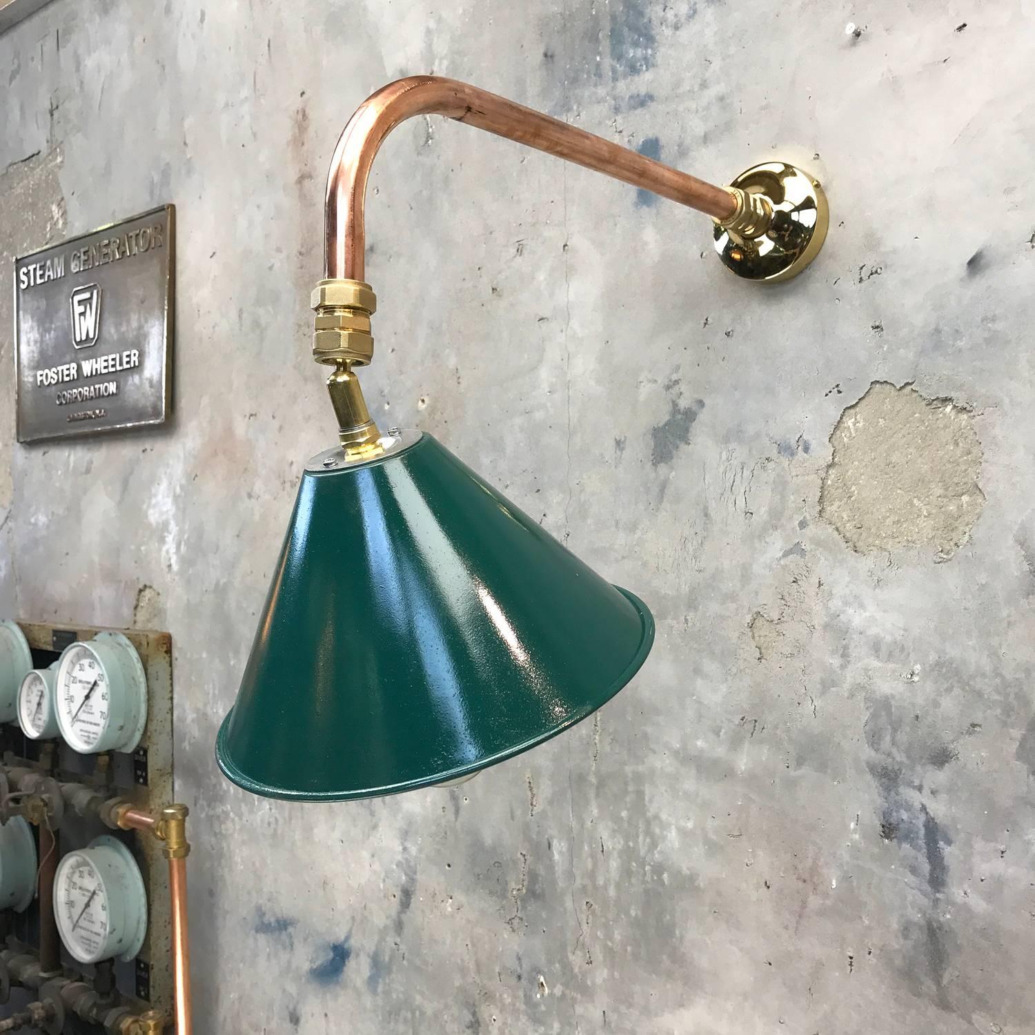 Inglese Lampada da parete a sbalzo in rame e con paralume a festone dell'esercito britannico degli anni '80 Lampadina Edison in vendita