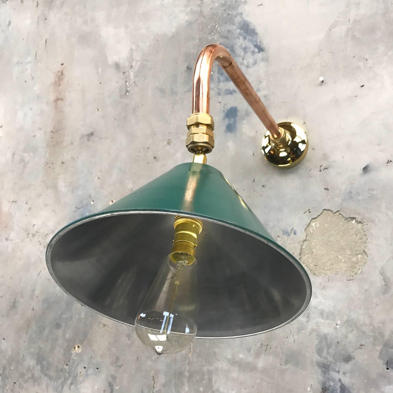 Fin du 20e siècle Lampe murale en porte-à-faux Edison avec abat-jour feston en cuivre et ampoule de l'armée britannique des années 1980 en vente