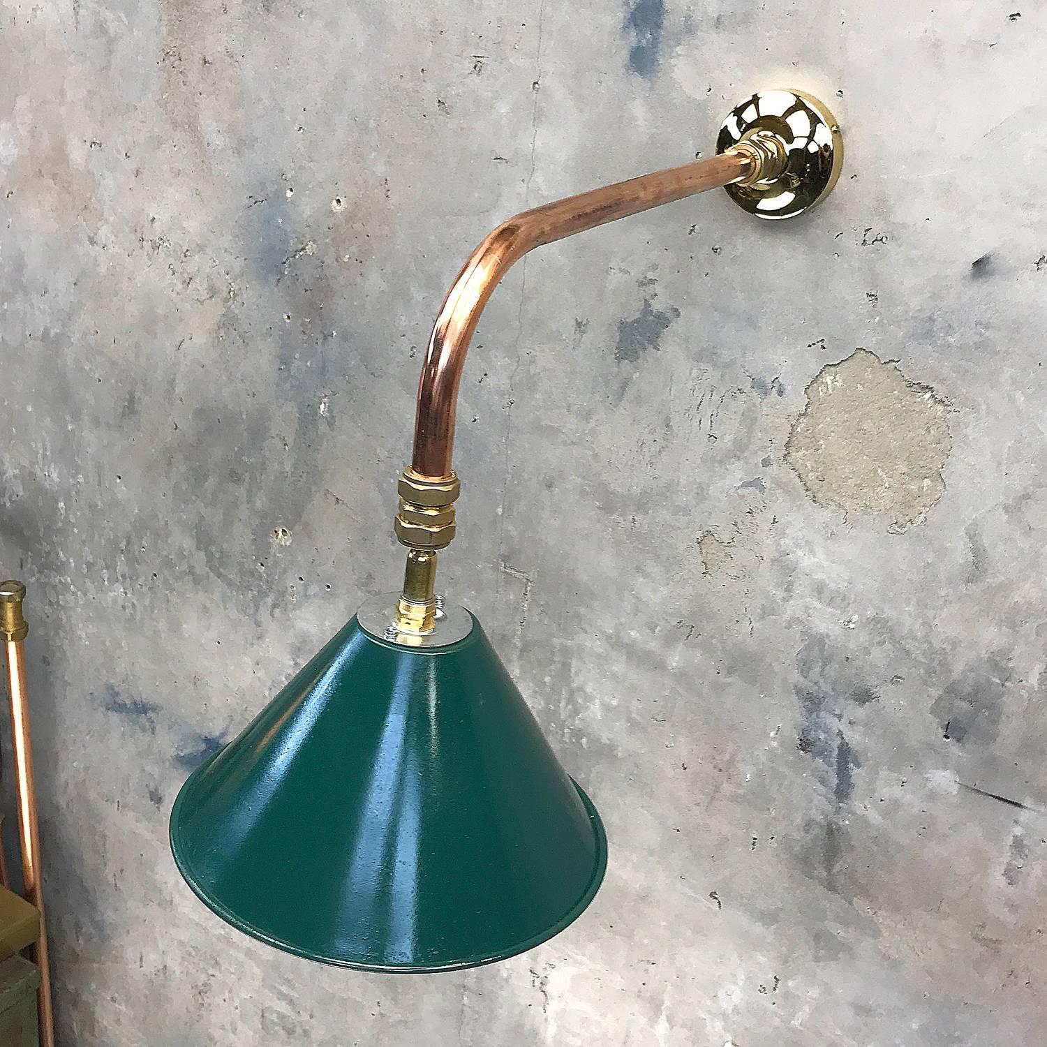 Lampe murale en porte-à-faux Edison avec abat-jour feston en cuivre et ampoule de l'armée britannique des années 1980 en vente 2