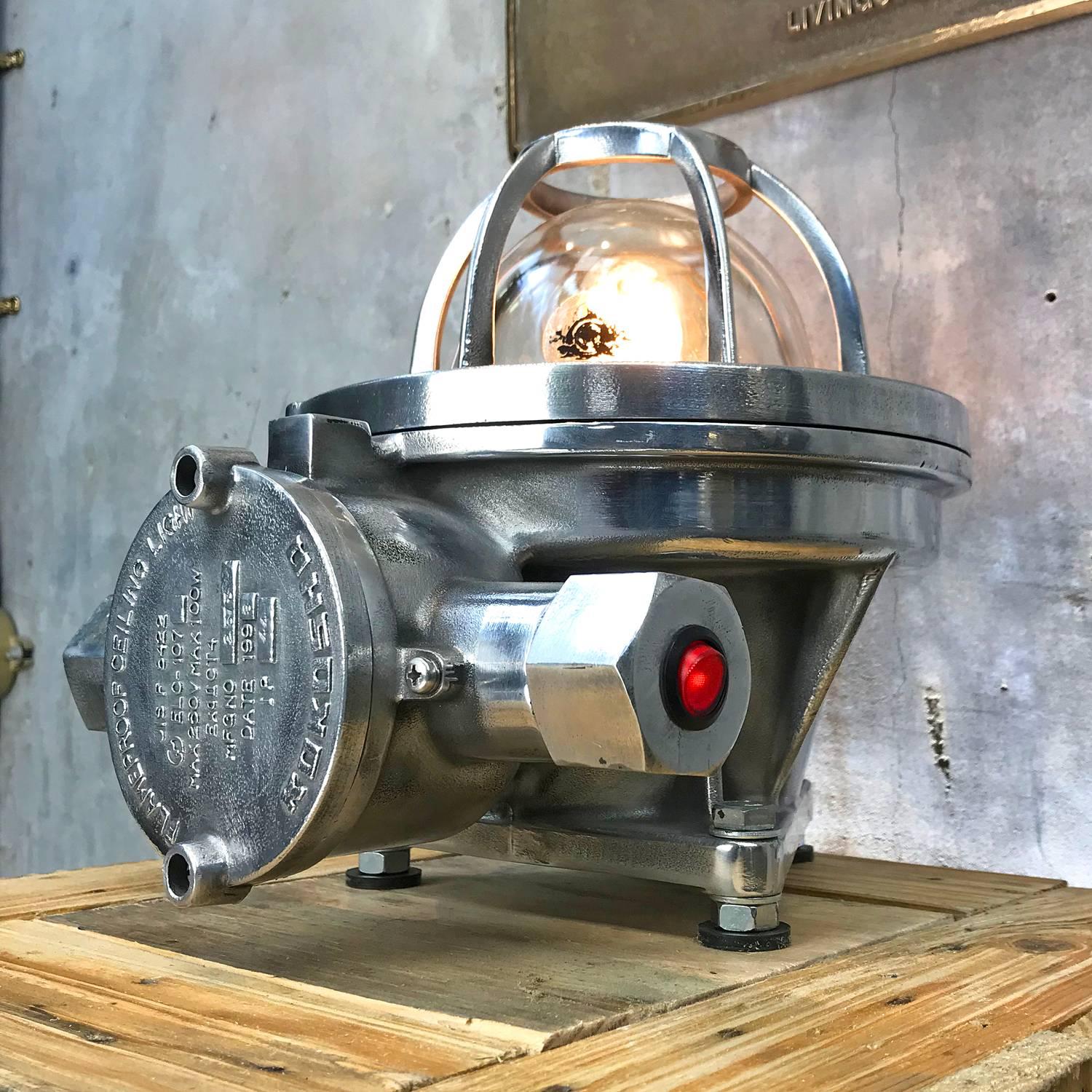 Plafonnier ignifuge en aluminium récupéré de Kokosha, datant de 1998, fabriqué par Kokosha à Osaka, au Japon

Originaire de pétroliers et de cargos, cette lampe a été décapée et polie par des experts, puis équipée d'un interrupteur à