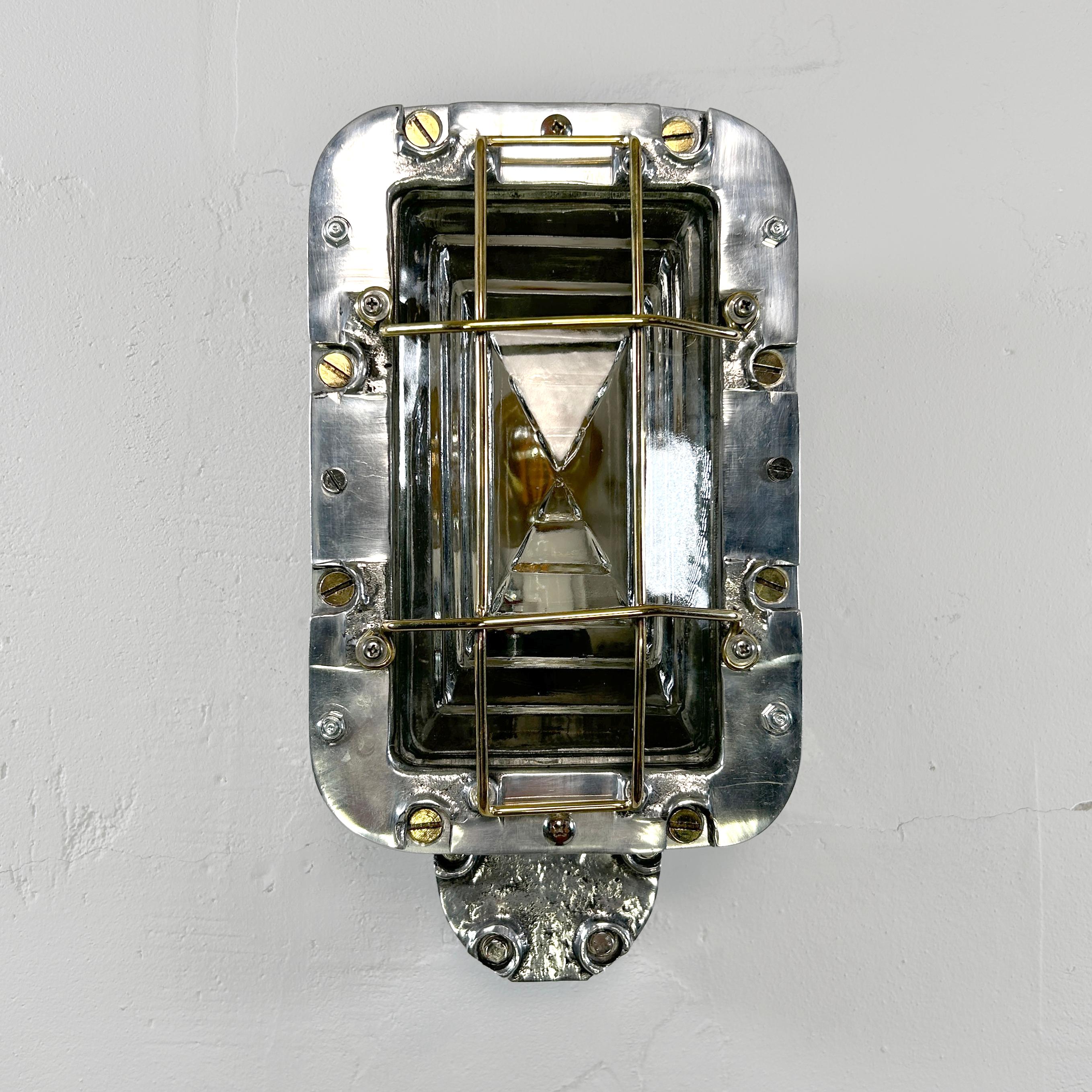Este gran aplique rectangular industrial es una llamativa luz de mamparo recuperada de un antiguo pub británico y restaurada a mano en nuestro taller de Leicestershire. Con un atrevido perfil industrial y un tamaño considerable, es una pieza ideal