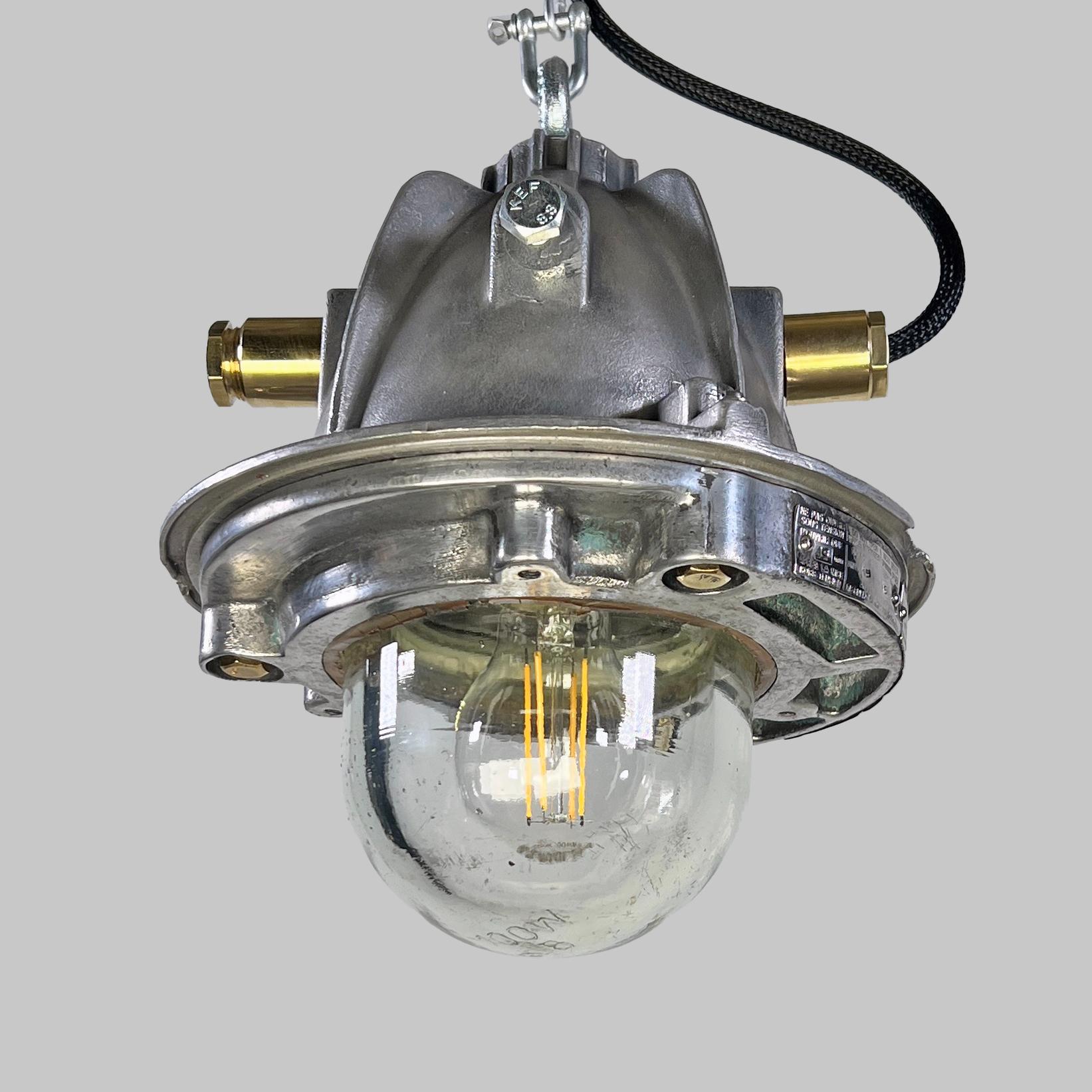 Illumina il tuo spazio con autenticità e carattere con le nostre robuste mini lampade a sospensione industriali. Saranno anche piccoli, ma hanno una marcia in più.

Prodotti da Legrand A.T.X. in Francia probabilmente tra il 1980 e il 1990, sono