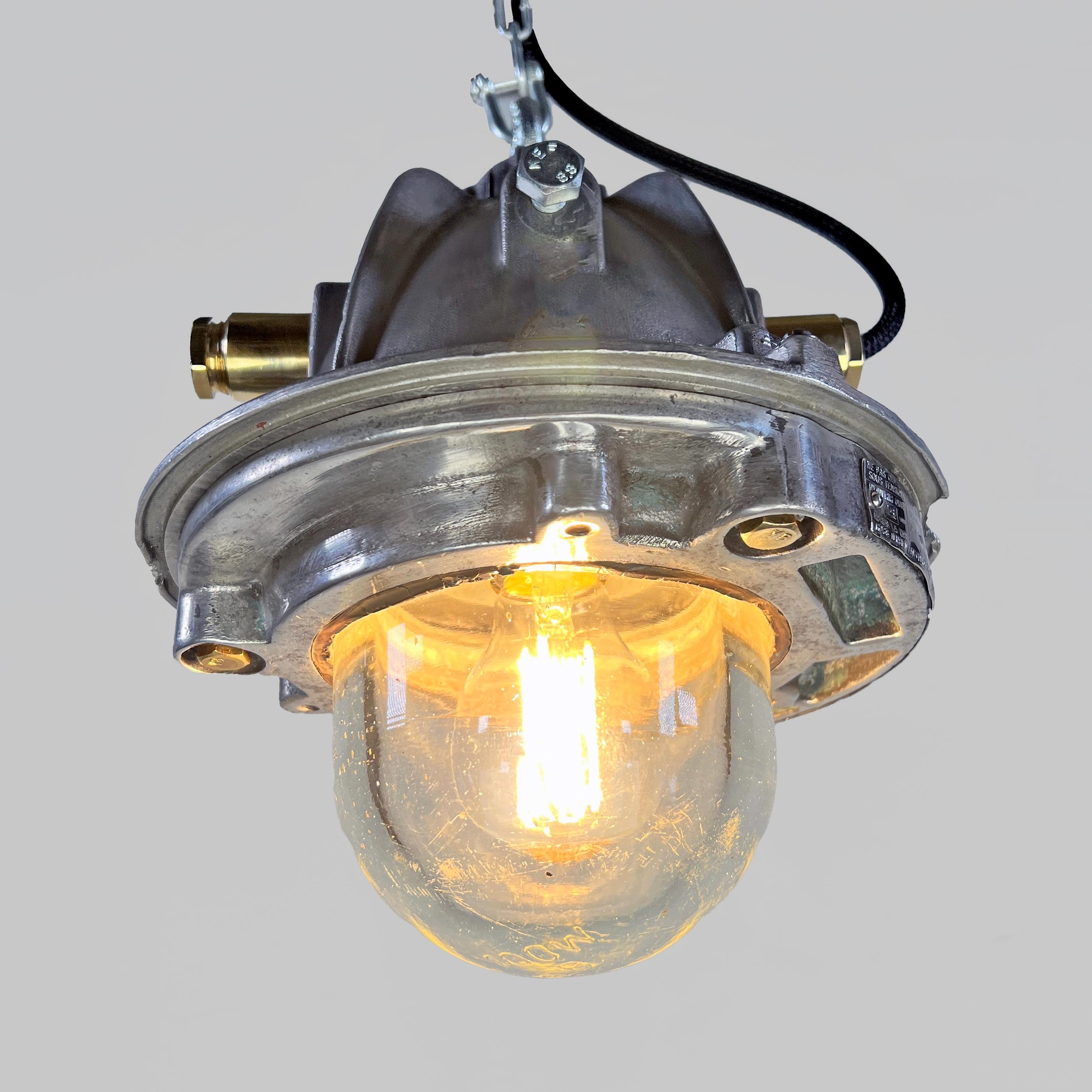 Industriale Lampada a sospensione francese Legrand del 1980 in alluminio fuso a prova di esplosione con paralume in vetro in vendita
