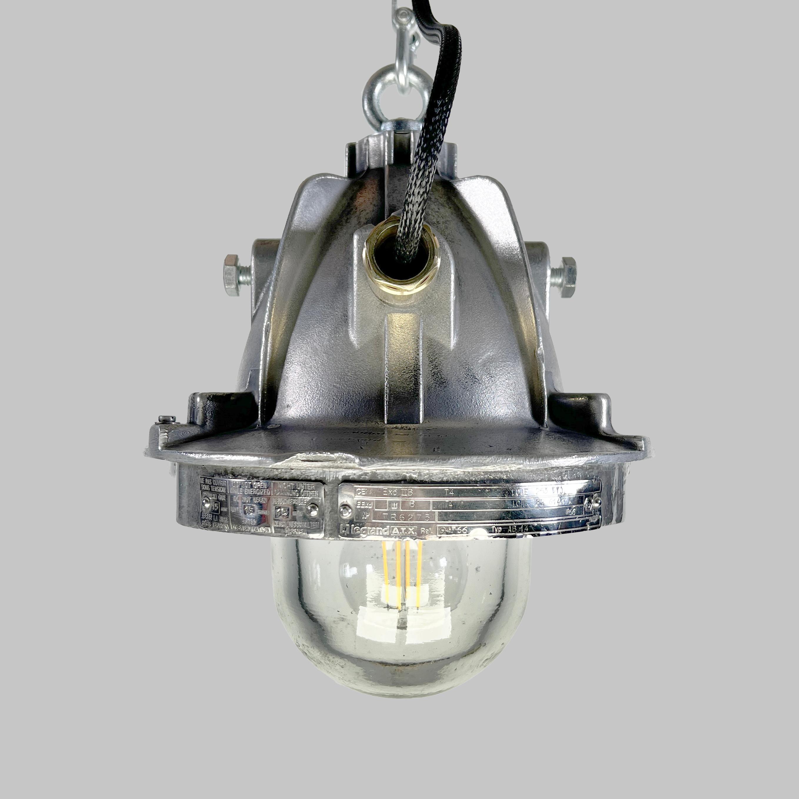 Lampada a sospensione francese Legrand del 1980 in alluminio fuso a prova di esplosione con paralume in vetro In condizioni buone in vendita a Leicester, Leicestershire