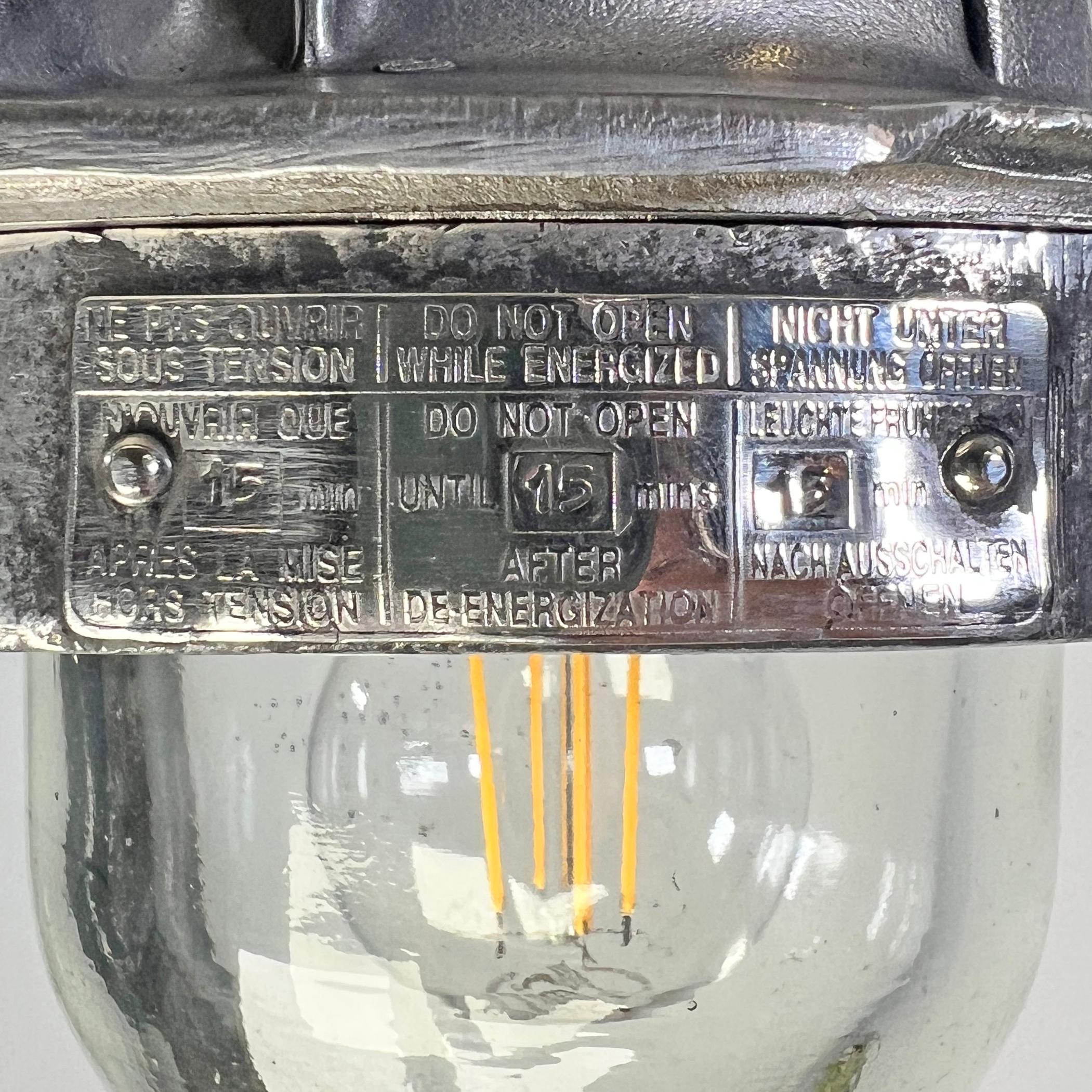 Alluminio Lampada a sospensione francese Legrand del 1980 in alluminio fuso a prova di esplosione con paralume in vetro in vendita