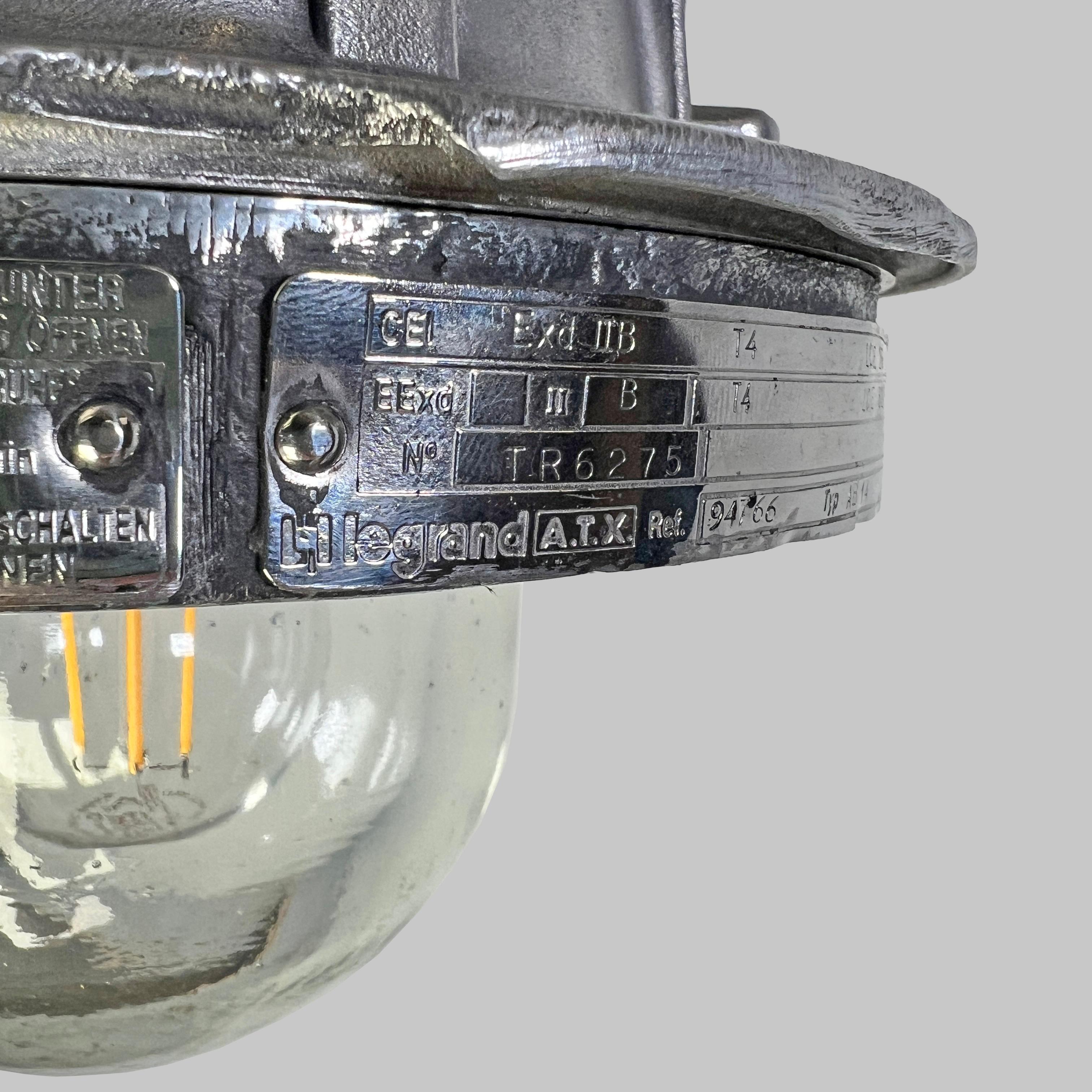 Fine XX secolo Lampada a sospensione francese Legrand del 1980 in alluminio fuso a prova di esplosione con paralume in vetro in vendita